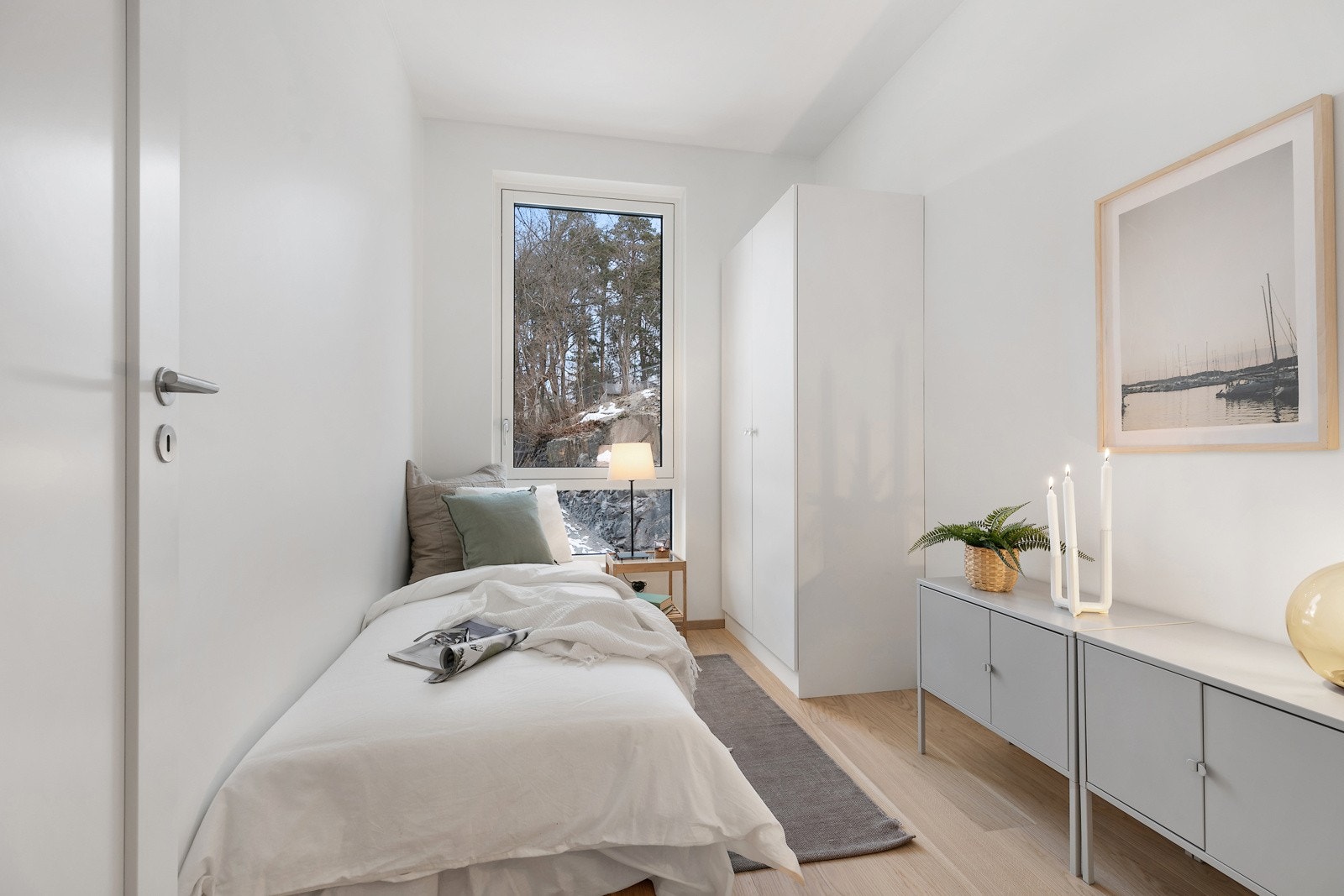 Et av de to mindre soverommene er innredet med garderobeskap Galleribilde