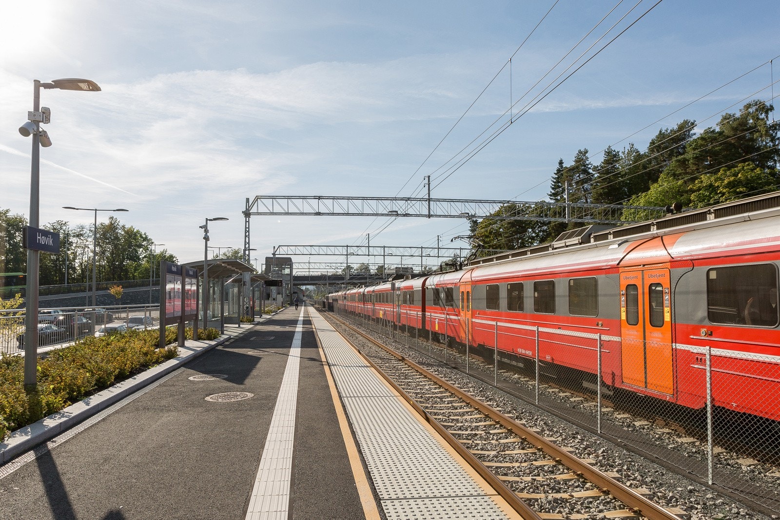 Lokaltoget går fra Blommenholm og Høvik stasjon, mens flytoget stopper på Sandvika stasjon Galleribilde