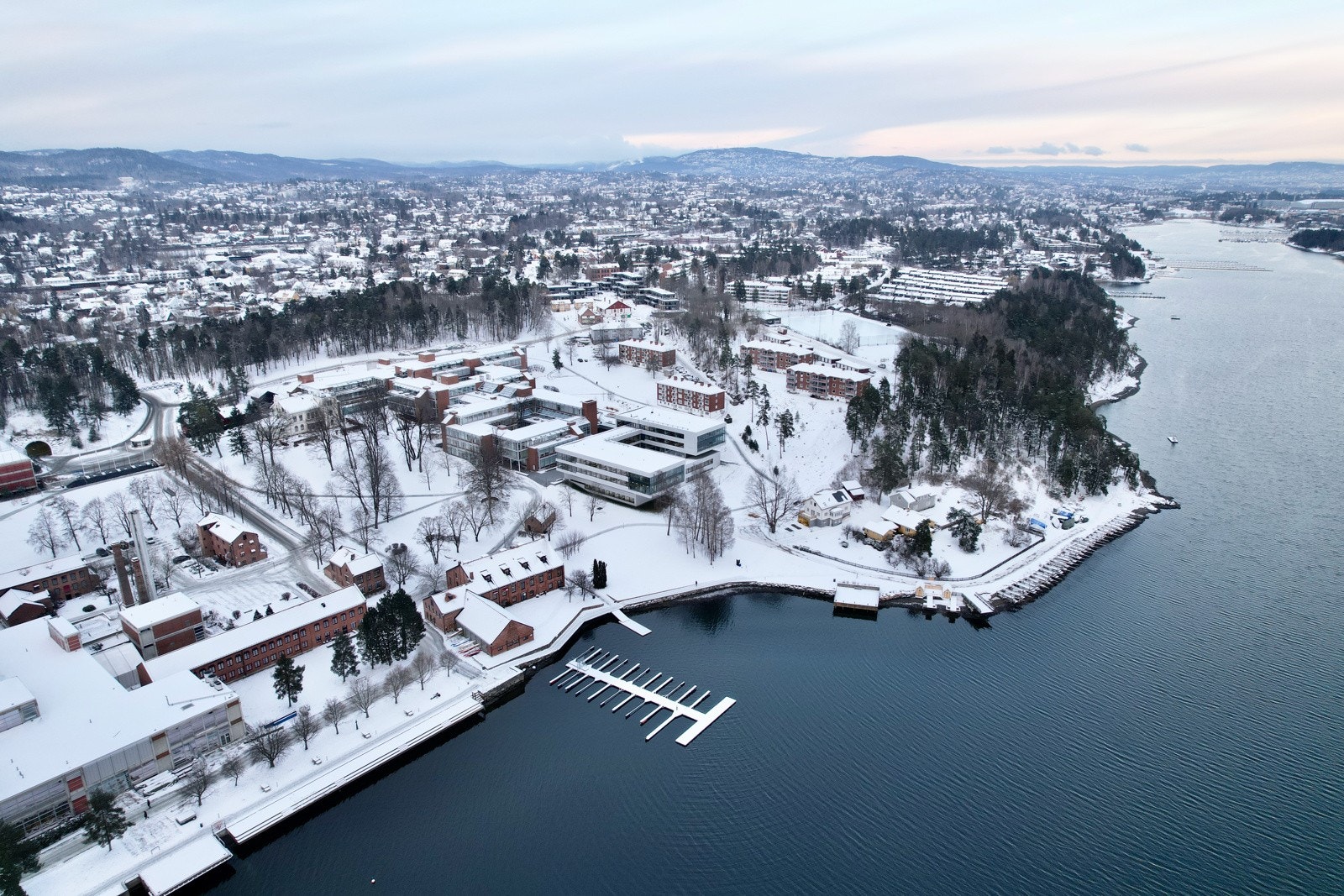 Nærområdet byr på lokale strender og et yrende båtliv Galleribilde