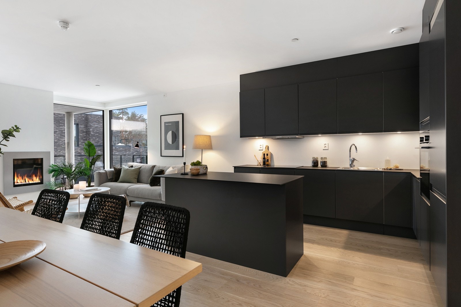 Stilren Sigdal innredning med integrerte hvitevarer fra Siemens Galleribilde