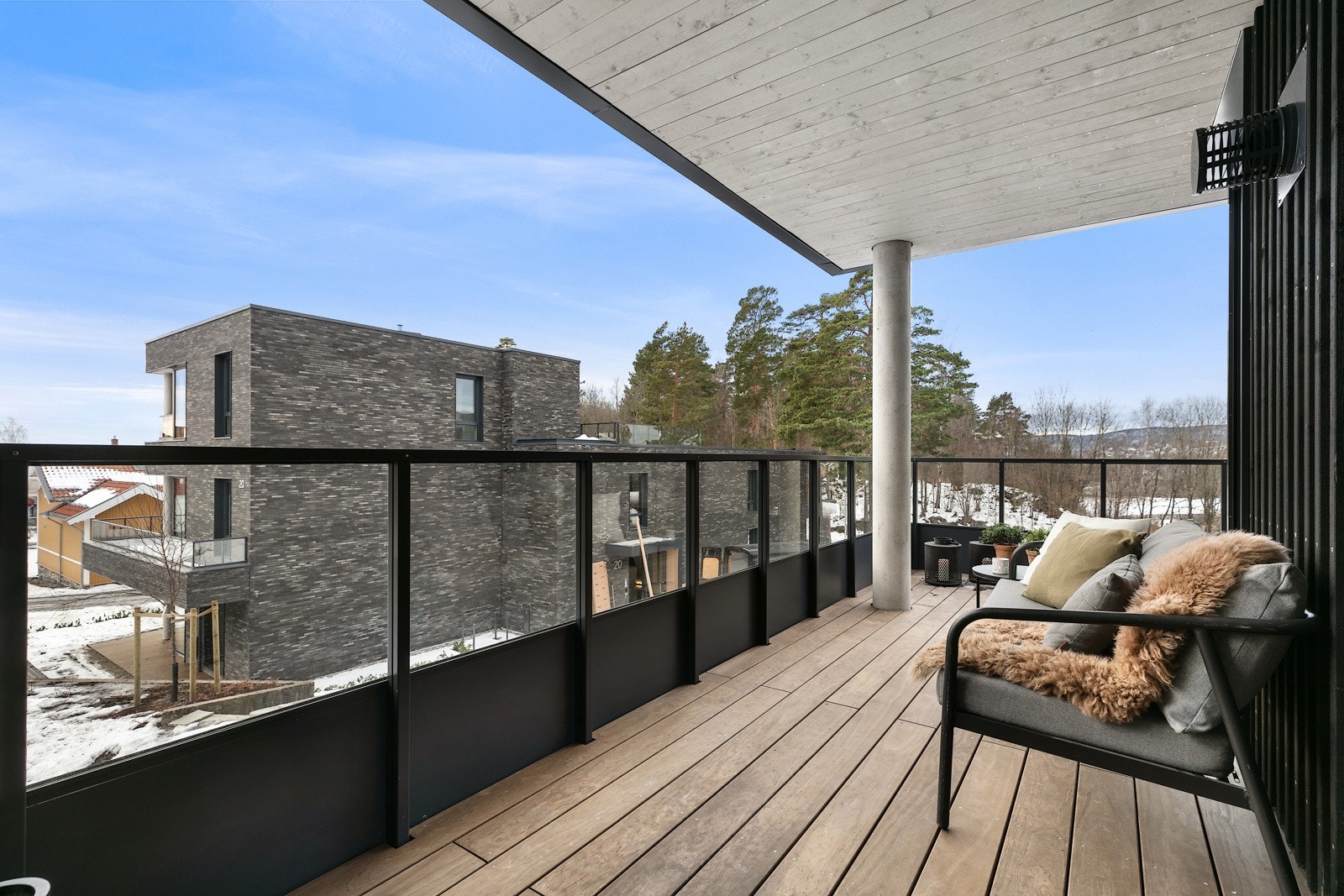 Den vinklede balkongen har delvis overbygg og vender ut mot fellesområde og øvrig bebyggelse Galleribilde