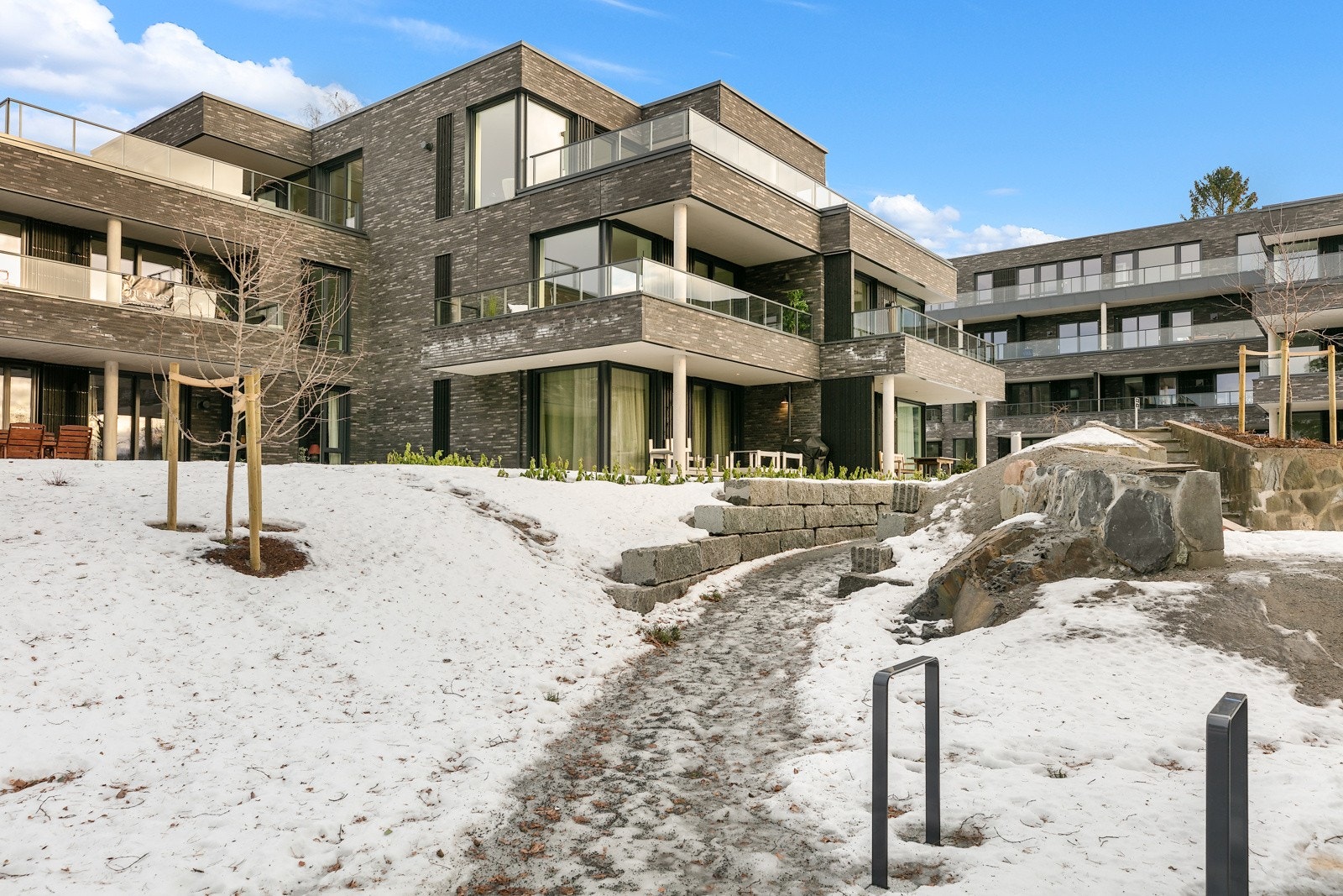 Feltet har pent opparbeidede fellesområder og asfalterte internveier Galleribilde