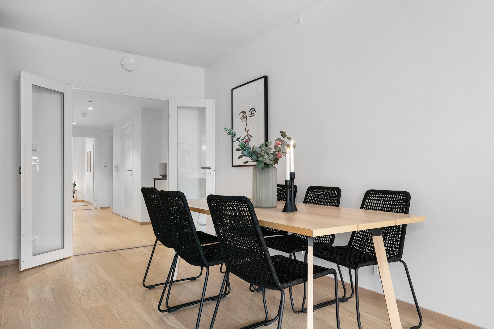 Den åpne løsningen mellom stue og kjøkken gir plass for et romslig spisebord Galleribilde