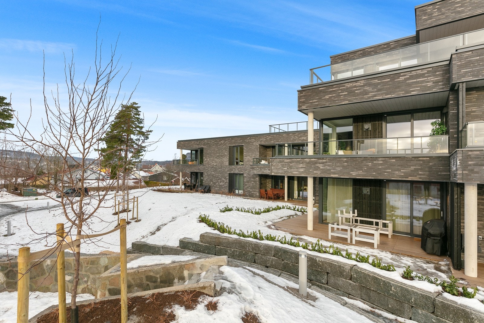 Leilighetskompleksene har et moderne uttrykk og særdeles fordelaktig beliggenhet på den lille høyden ved fjorden Galleribilde