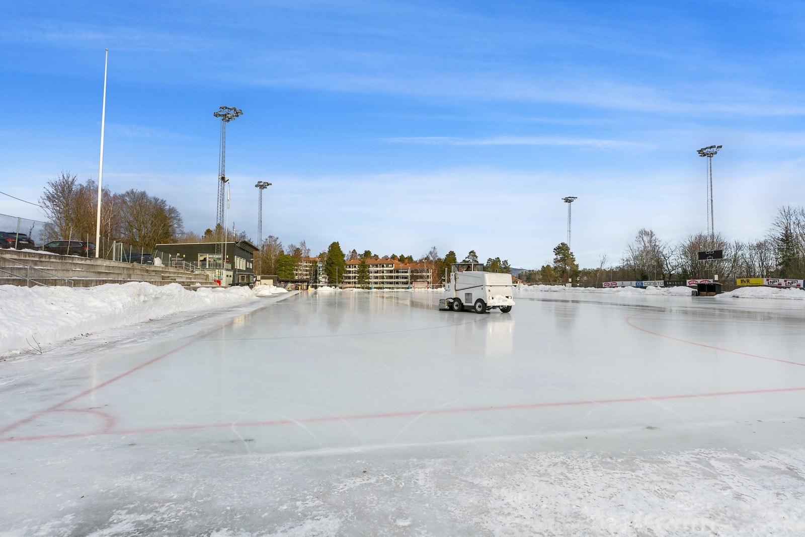 Høvikbanen ligger rett forbi skogholtet, og det er kort vei til idrettsanlegg på Kadettangen Galleribilde
