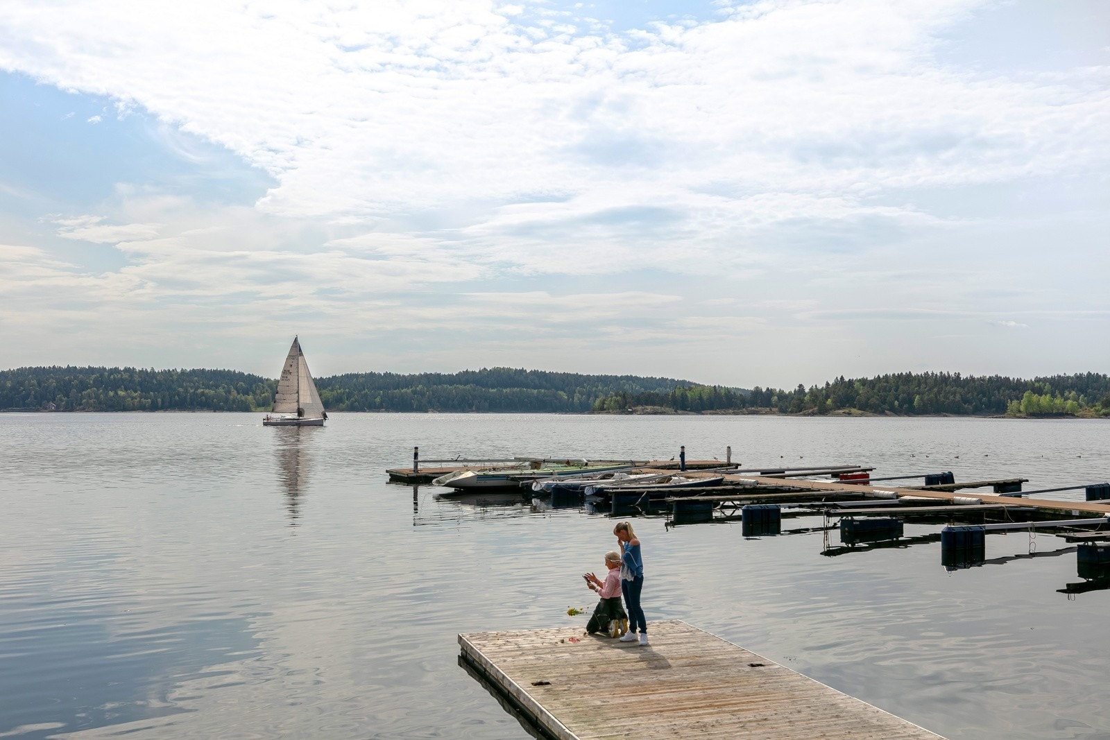 Fjorden med båtliv og bademuligheter ligger bare få meter unna det nyetablerte bomiljøet på Høvik Galleribilde