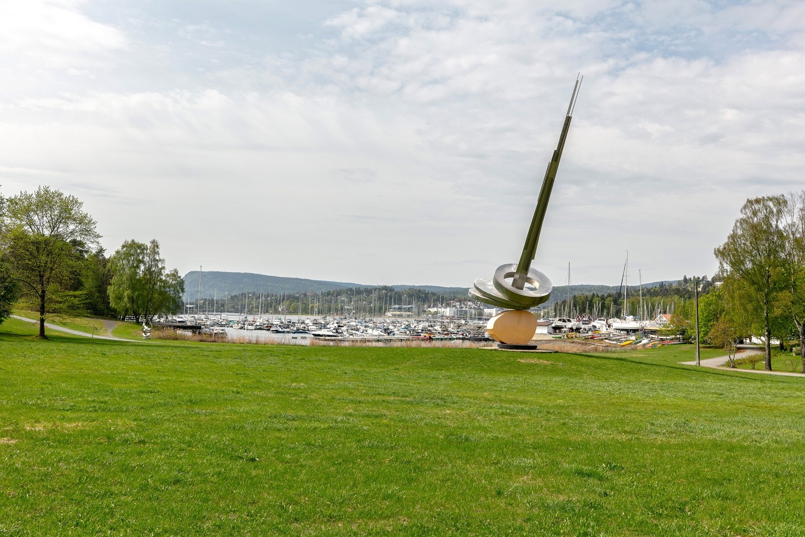 Henie Onstad kunstsenter har et flott parkområde, museumsrestaurant og en imponerende samling av samtidskunst Galleribilde