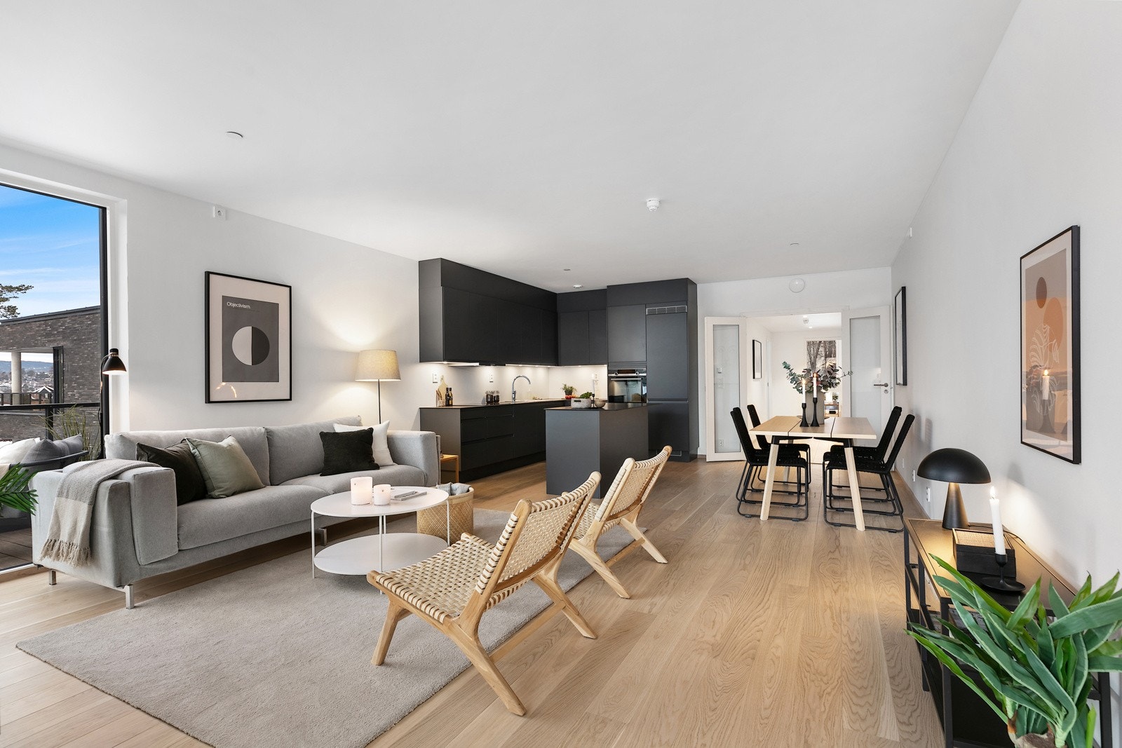 Kjøkken/spisestue og stue har en arealeffektiv åpen løsning med utgang til en delvis overbygget vinklet balkong Galleribilde