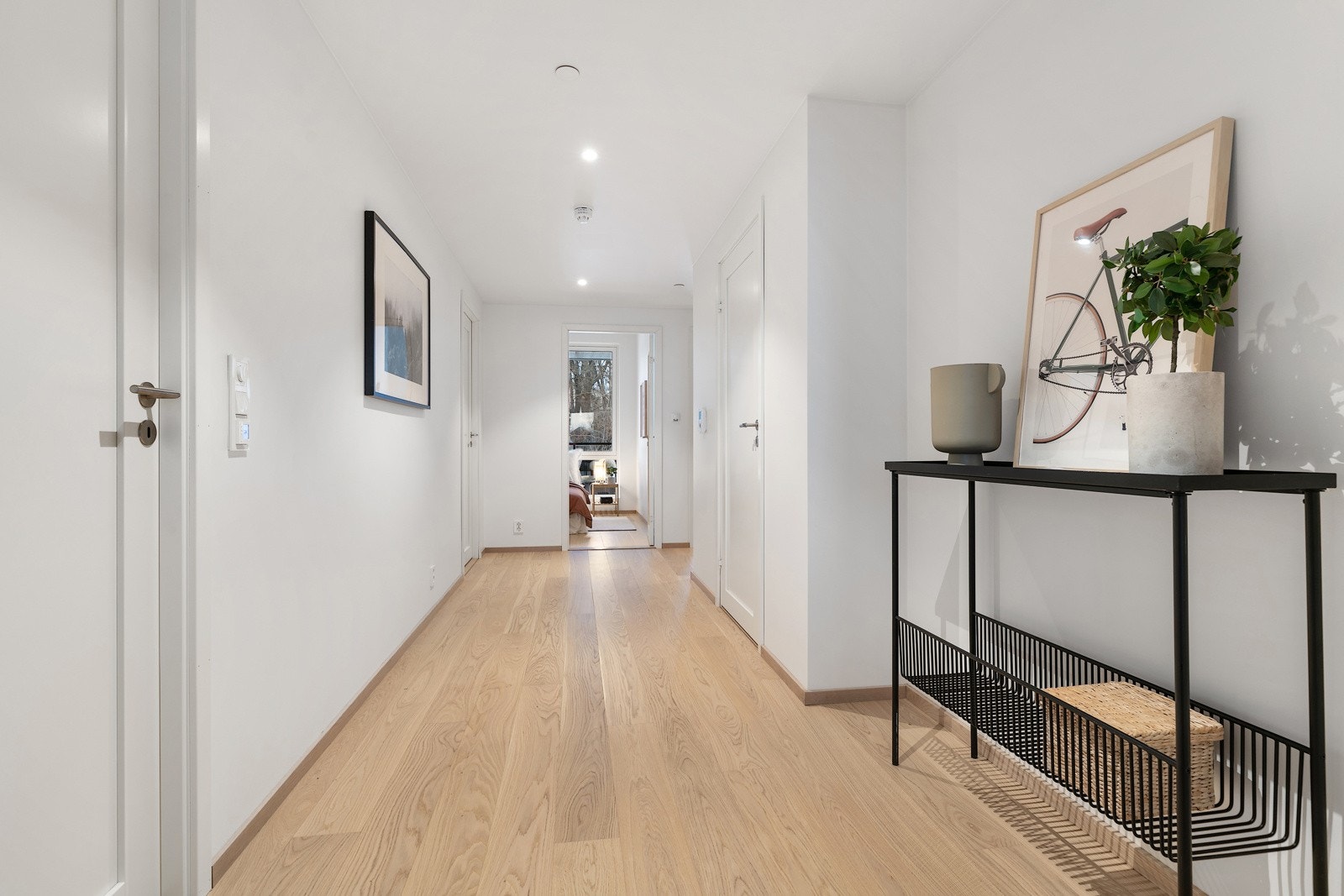 Både entré og begge bad er utstyrt med downlights i tak Galleribilde