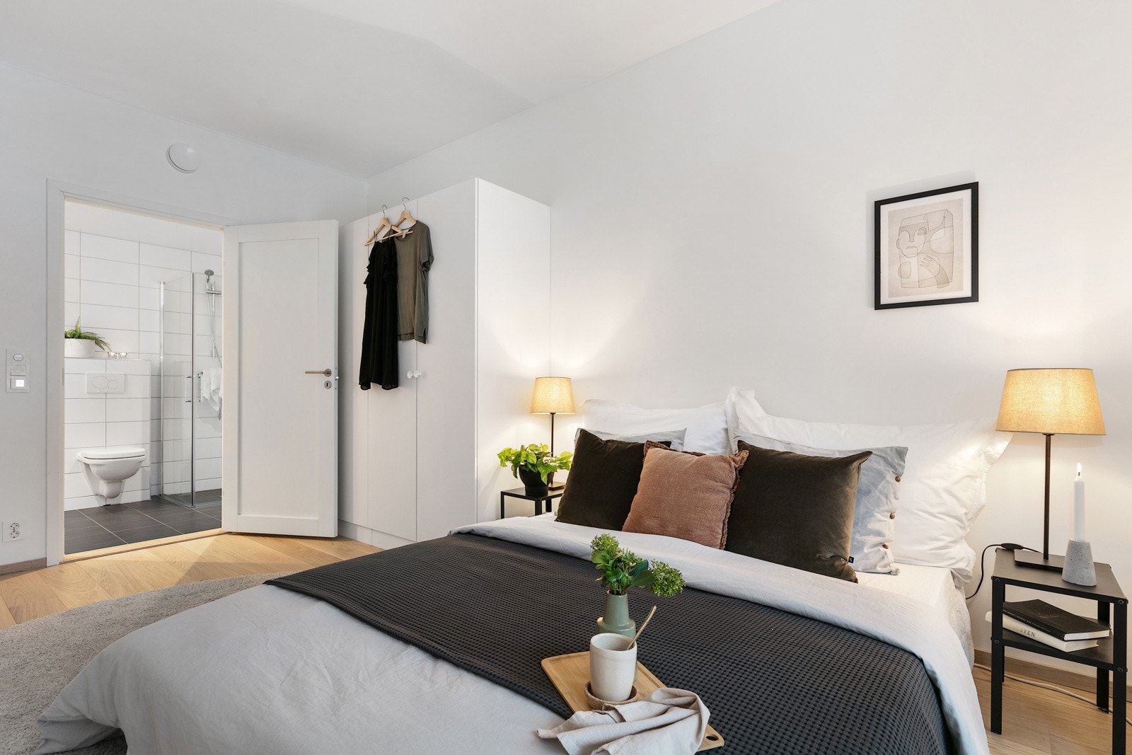 Hovedsoverom med garderobeskap og adkomst til separat dusjbad Galleribilde