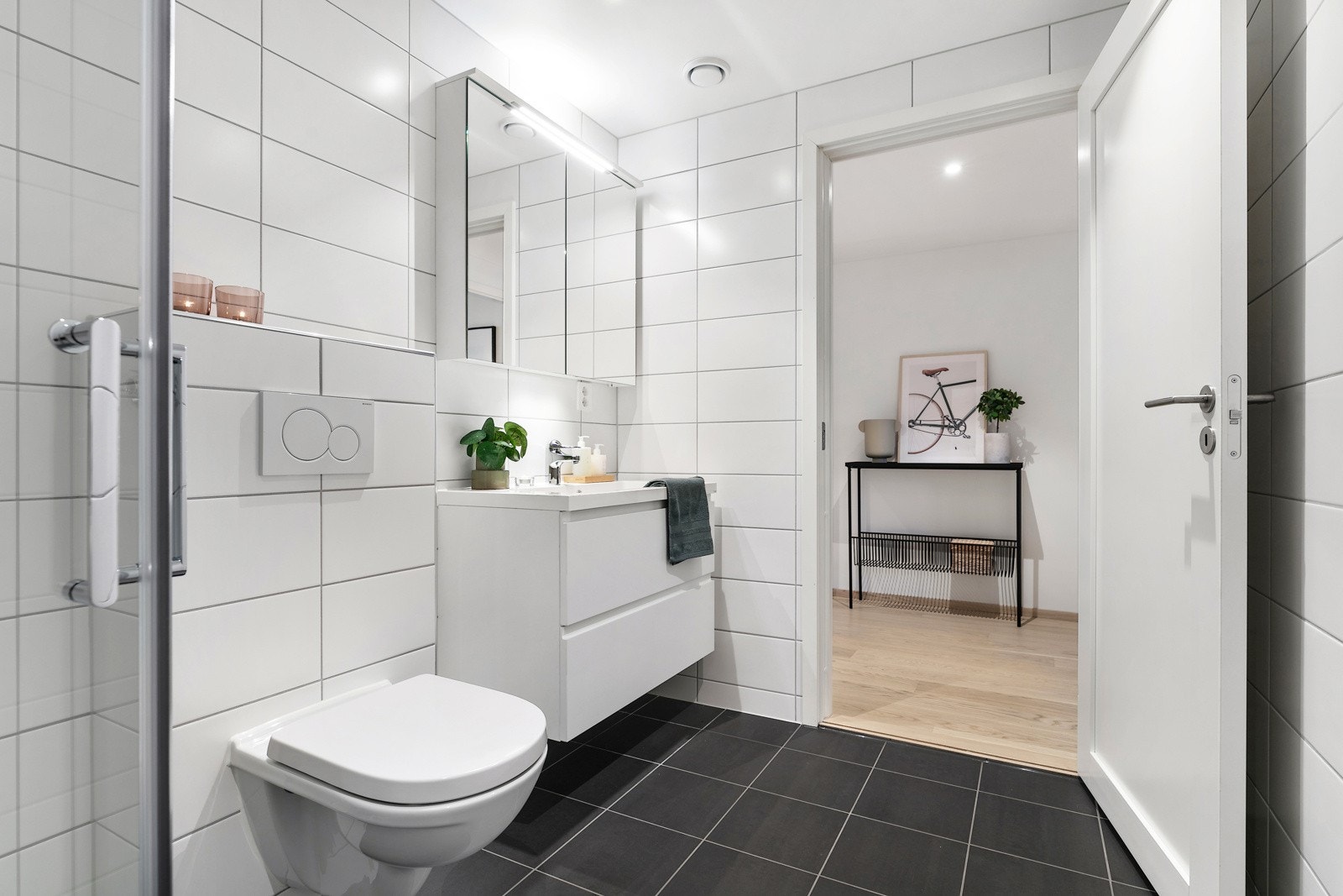 Hovedbad har som resten av leiligheten oppvarming basert på vannbåren gulvvarme Galleribilde