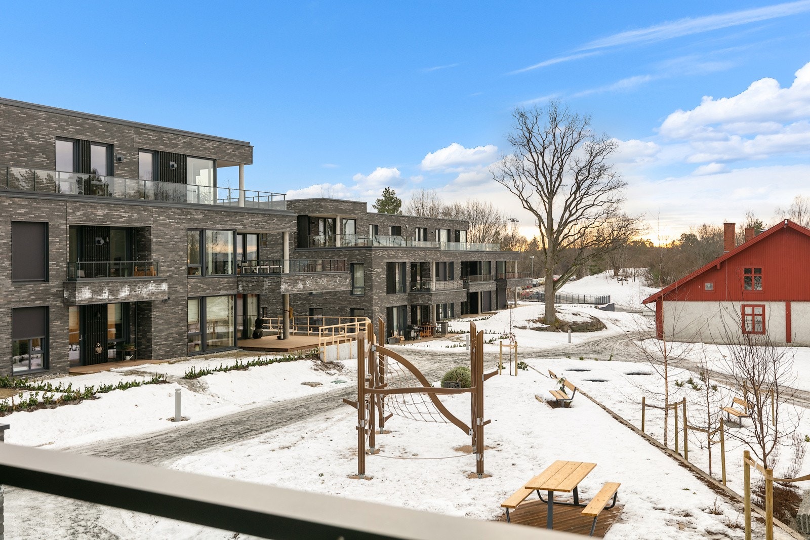 Grøntarealene er opparbeidet med sosiale treffpunkter og moderne lekearealer Galleribilde