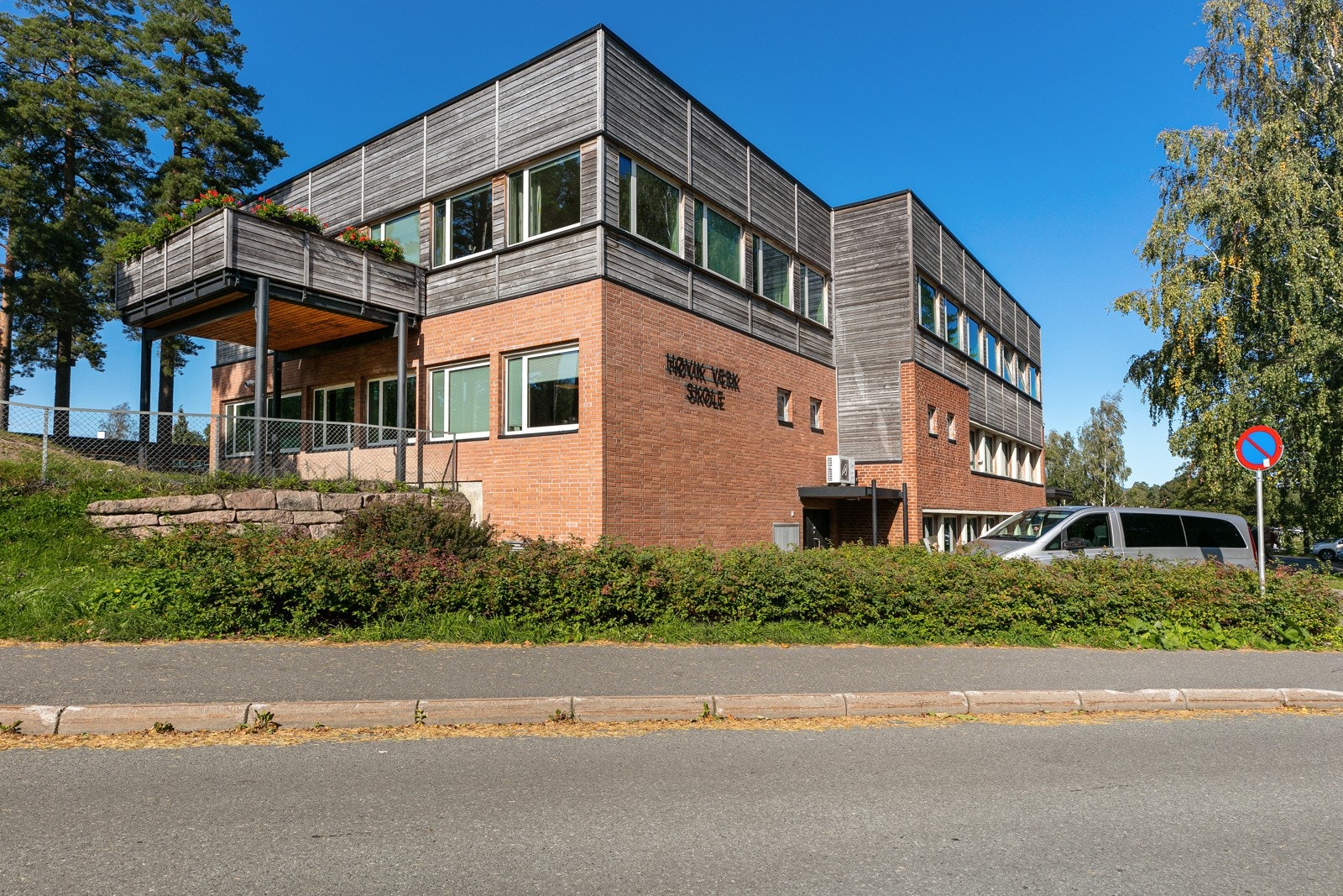 Det er kun et par minutters gangavstand både til barnehager og barneskole Galleribilde