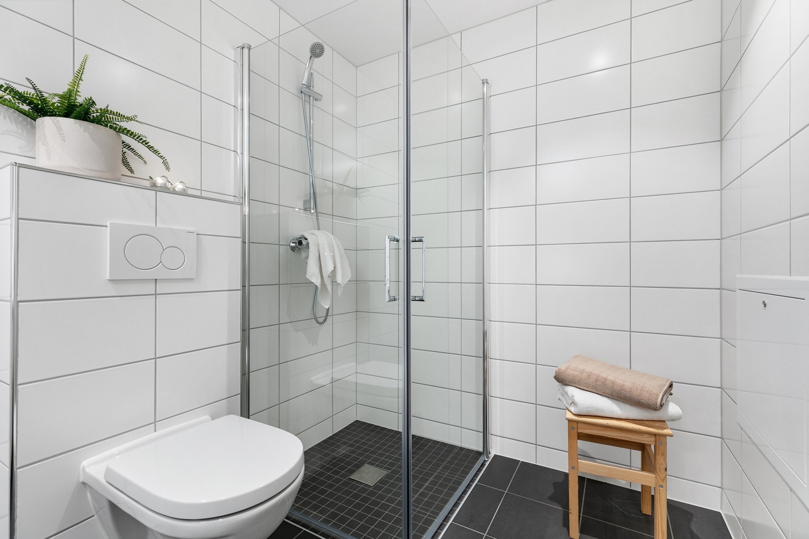 Flislagt bad tilknyttet hovedsoverom Galleribilde