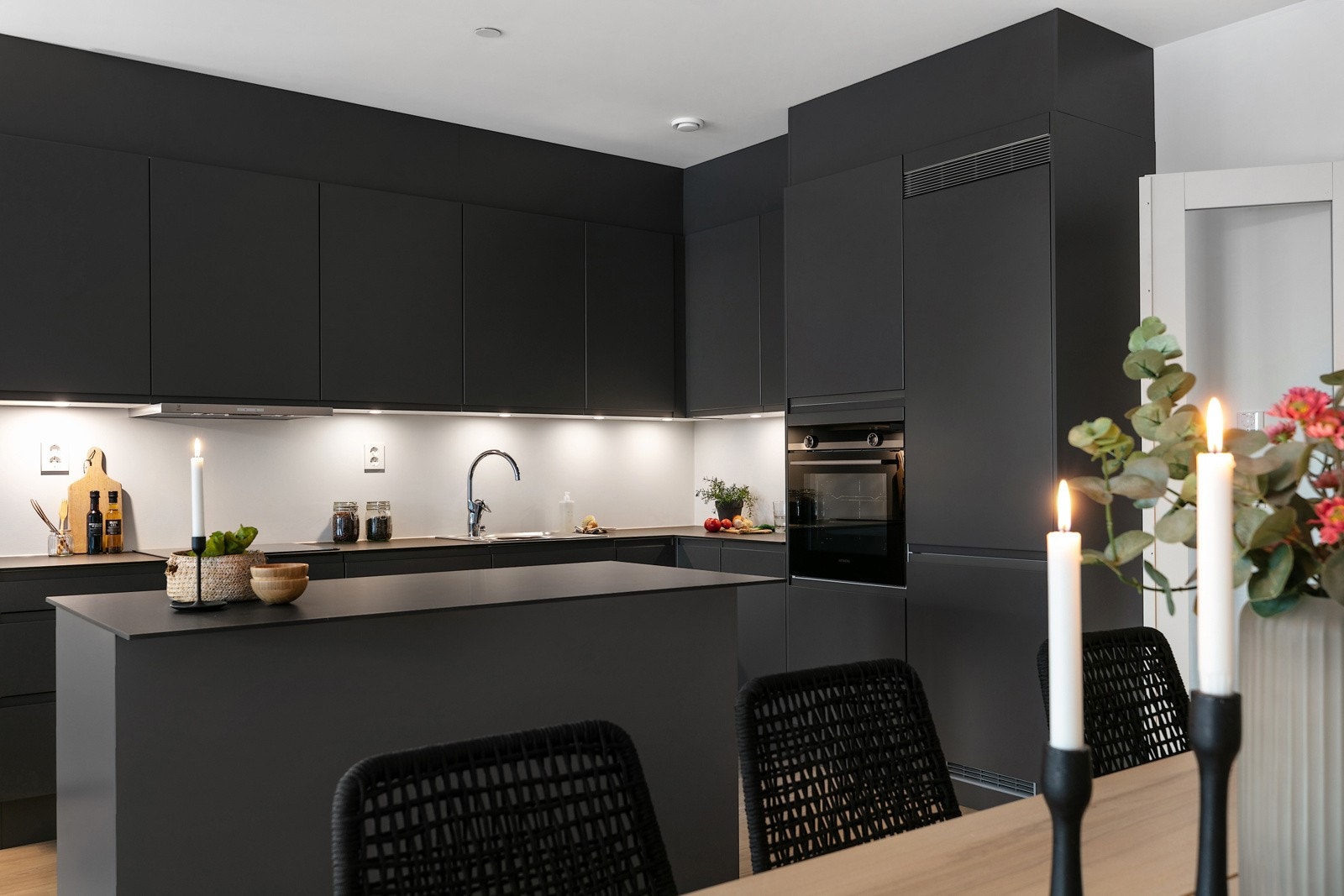 Spisestue med praktisk nærhet til kjøkken Galleribilde