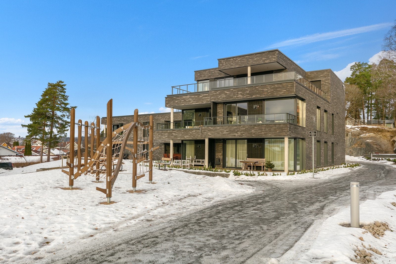 Sameiet har pene fellesarealer og egen kajakkoppbevaring med kun få meters trilletur bort til strandkanten Galleribilde