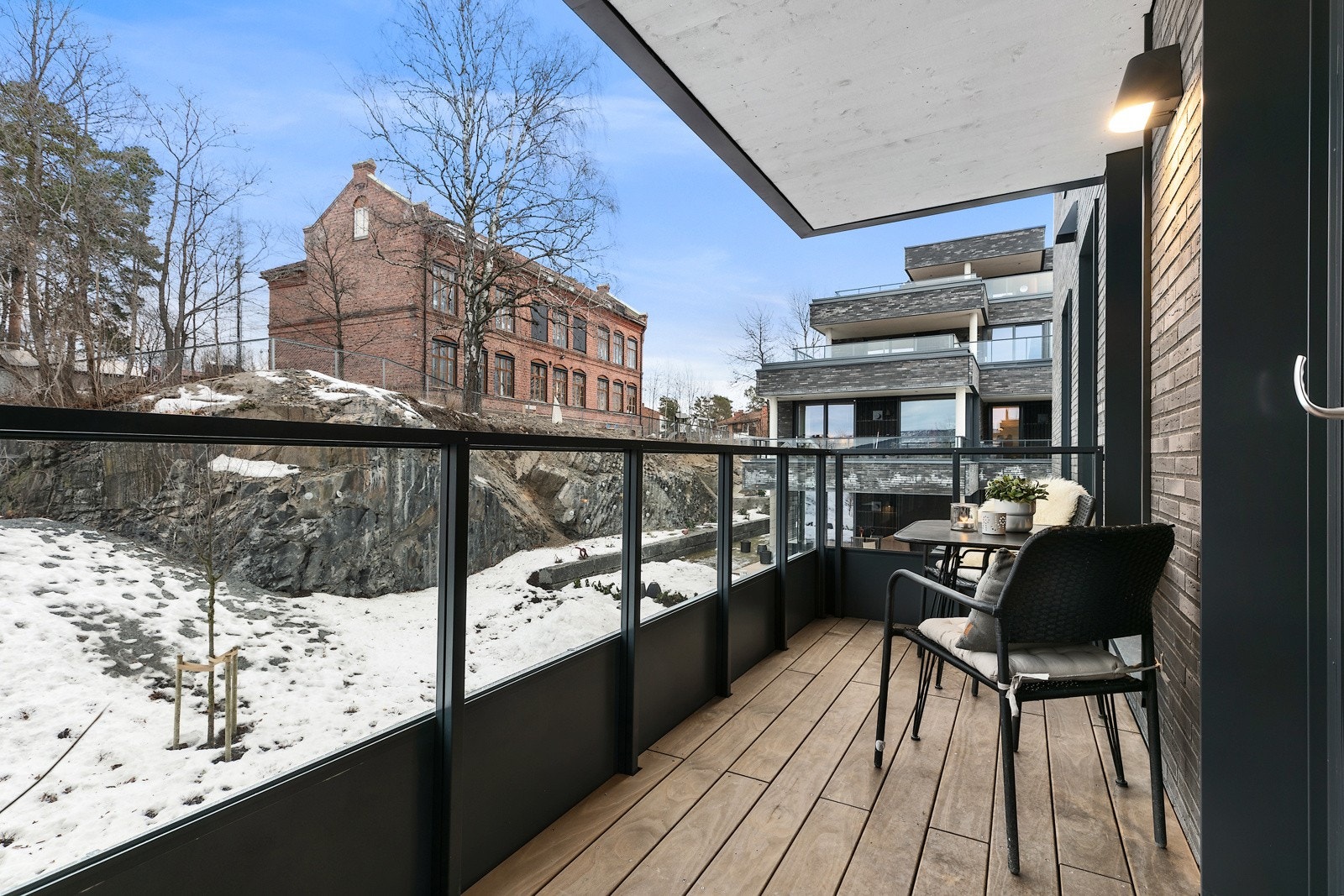 Balkongen ved hovedsoverom har plass for et hyggelig kafearrangement Galleribilde