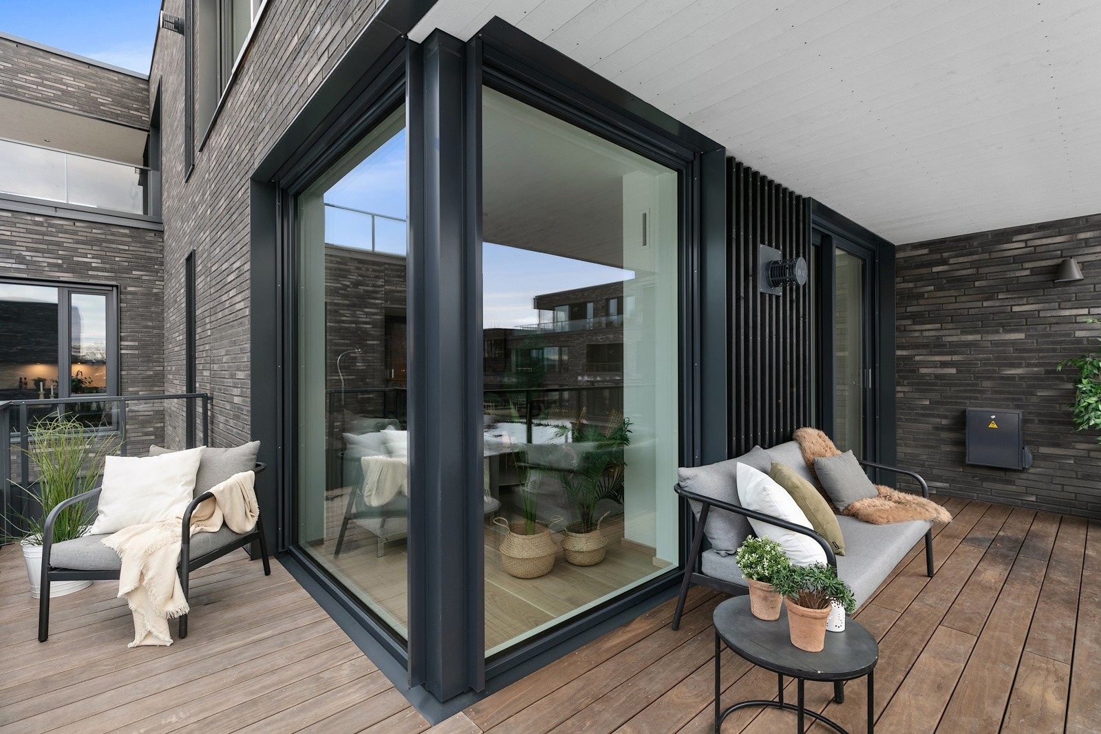 Fra stue er det utgang til solrik vinklet balkong Galleribilde