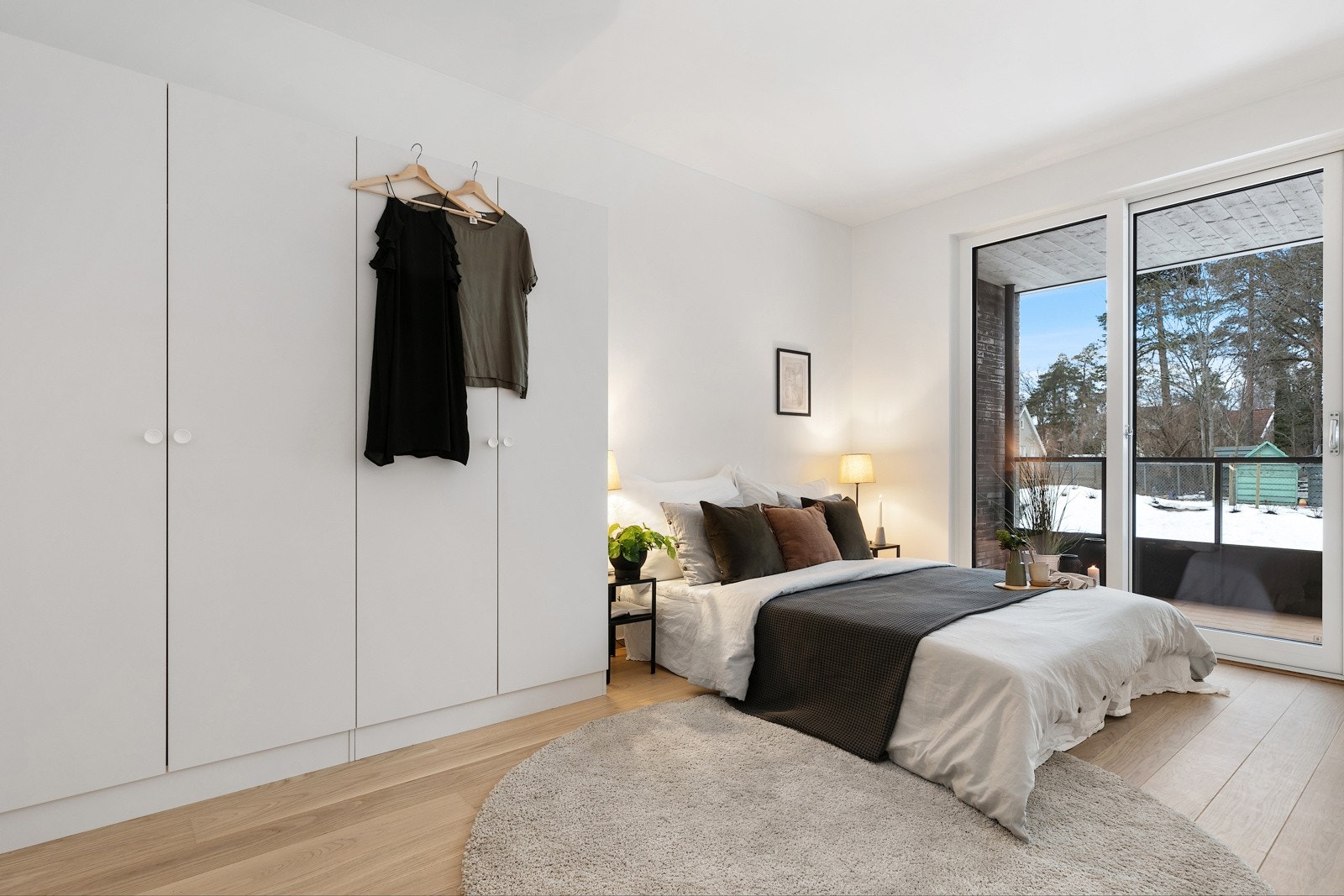 Leilighetens hovedsoverom disponerer et separat bad og har utgang til egen balkong Galleribilde