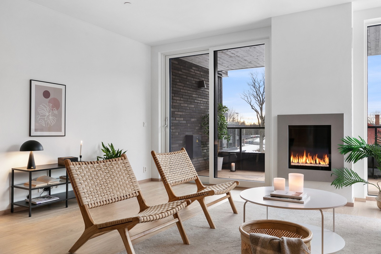 Stuen har utgang til en vinklet sørvendt balkong på 19 kvm. Galleribilde