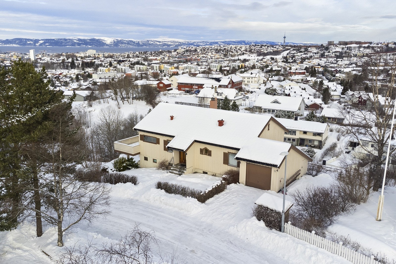 Velkommen til Kometvegen 14 - En innholdsrik enebolig med fantastisk beliggenhet og panorama over byen Galleribilde
