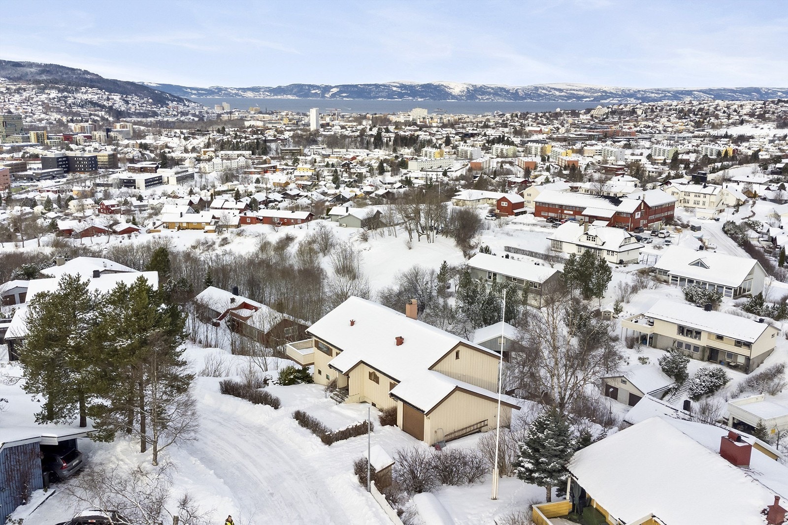 Boligen ligger fint til på pynten av Kometvegen Galleribilde