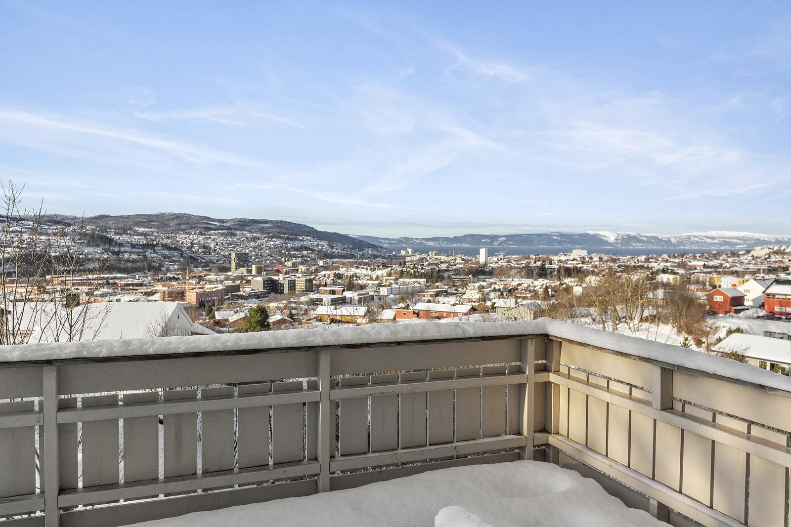 Fra stuen har man utgang til solfylt veranda med upåklagelig utsikt Galleribilde