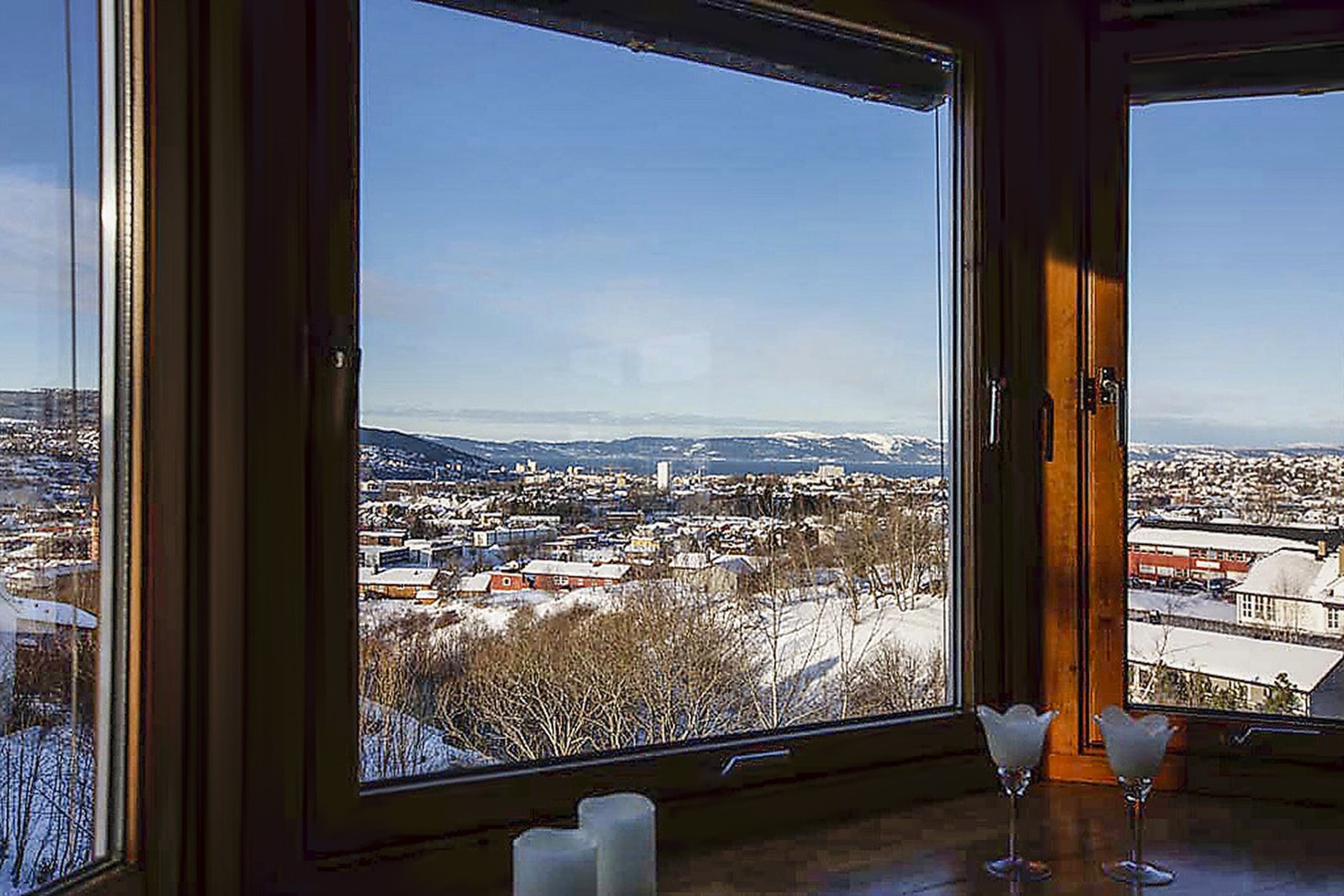 De store vinduene gir god utsikt over Trondheim og fjorden Galleribilde