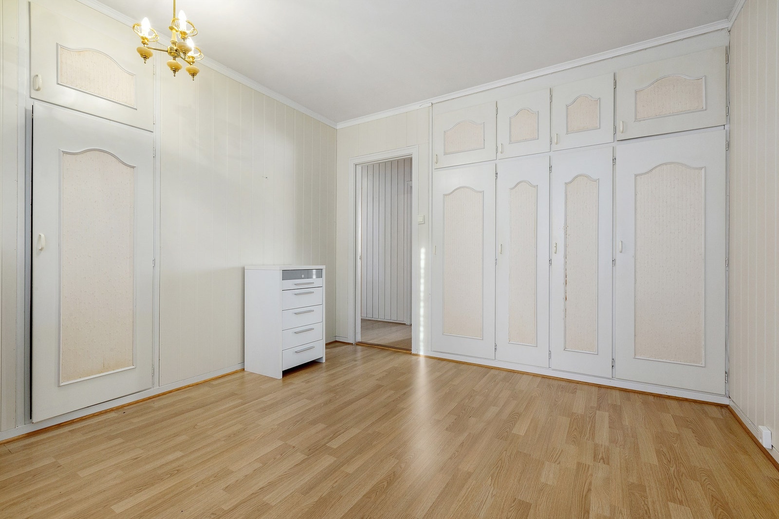 På hovedsoverommet er det godt med skapplass Galleribilde