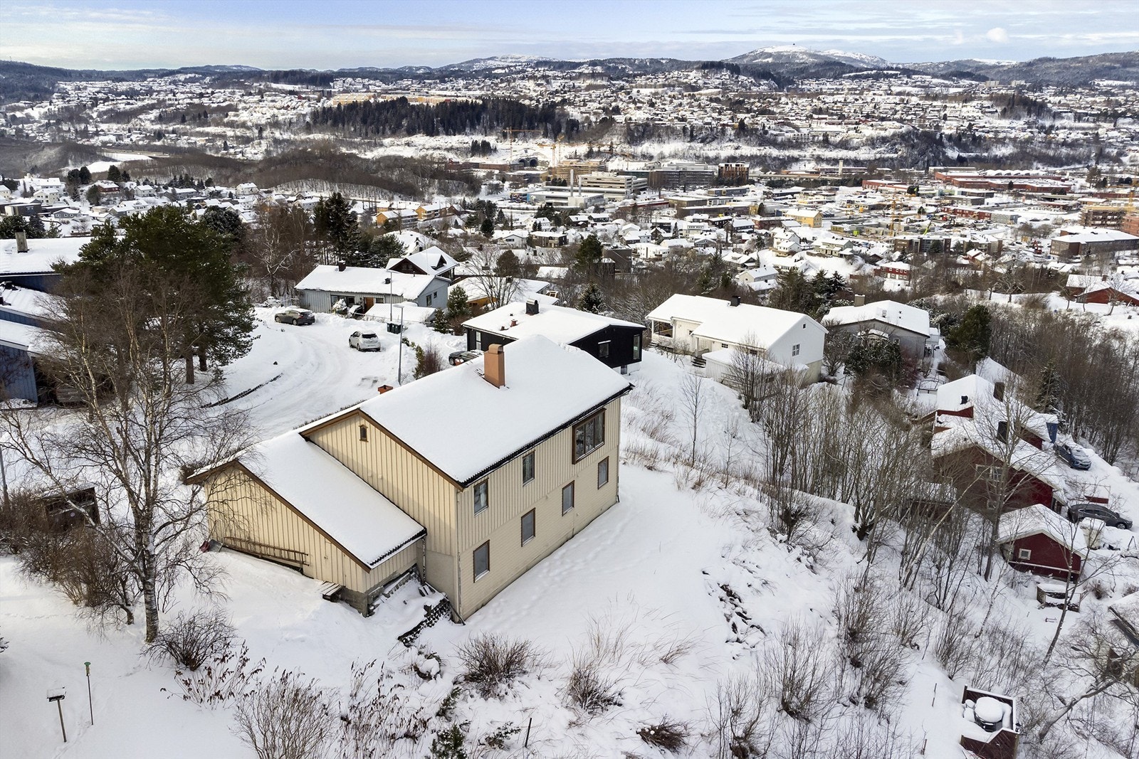 Fra eiendommen har man fantastiske utsikts- og solforhold! Galleribilde