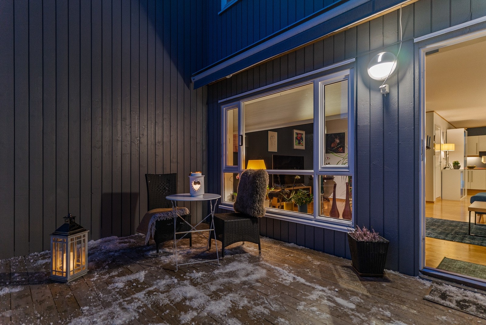 Her har du en romslig sør-vestvendt terrasse på 12,5 m² med flotte solforhold og god plass til ønsket utemøblement Galleribilde