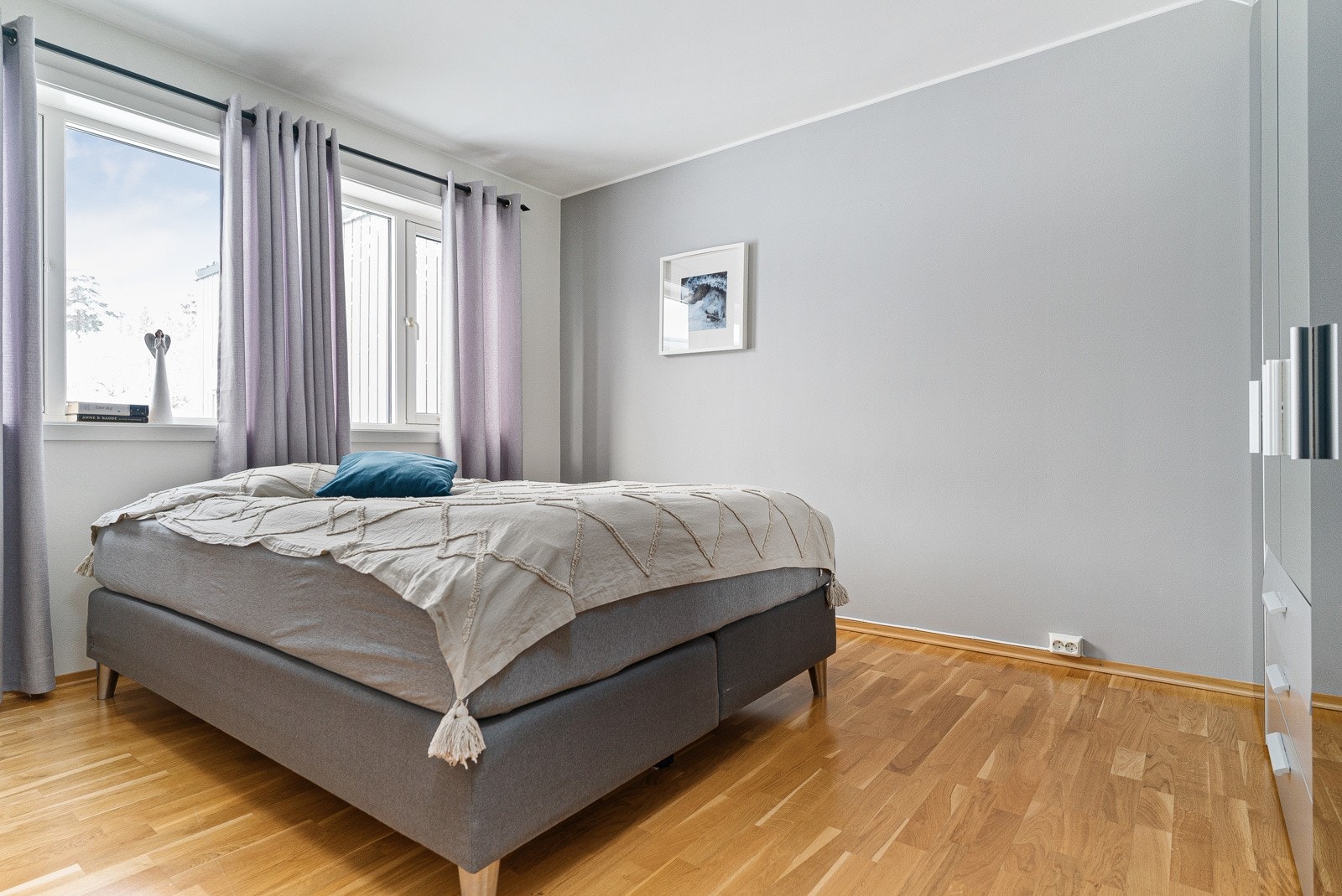 Hovedsoverommet er på 13 m² med god plass til dobbeltseng og tilhørende møblement, samt ønsket garderobeløsning Galleribilde