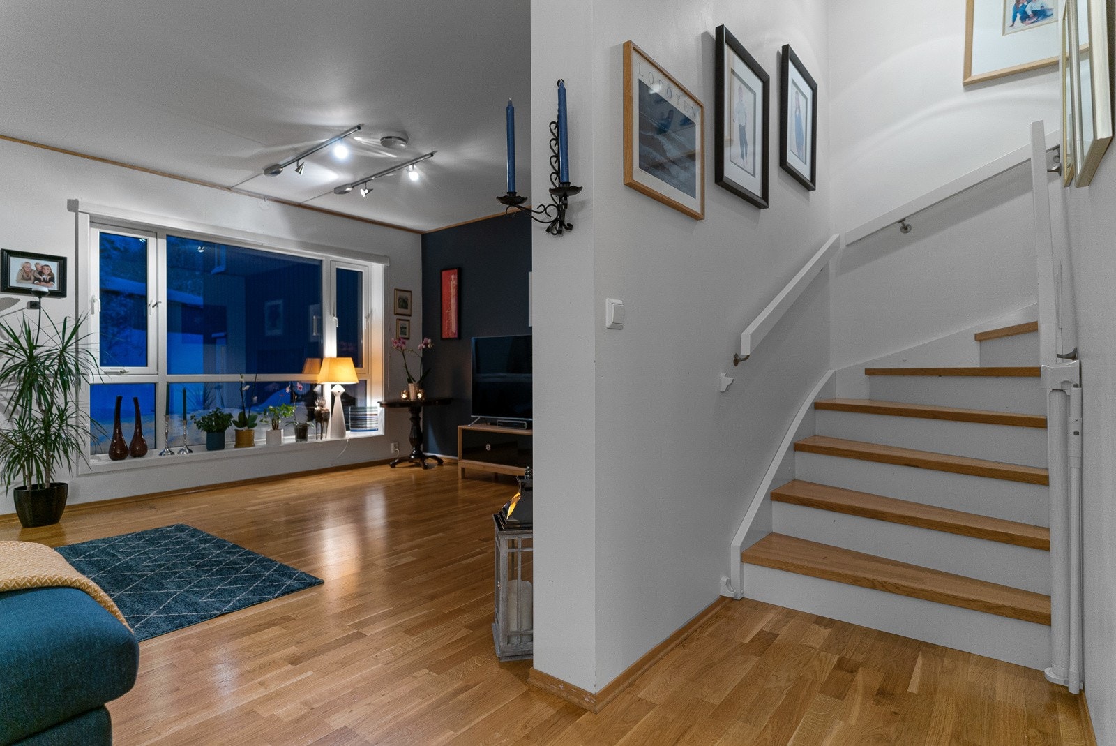 Boligens andre etasje inneholder 3 gode soverom, et romslig bad og en innvendig bod på 2 m² Galleribilde