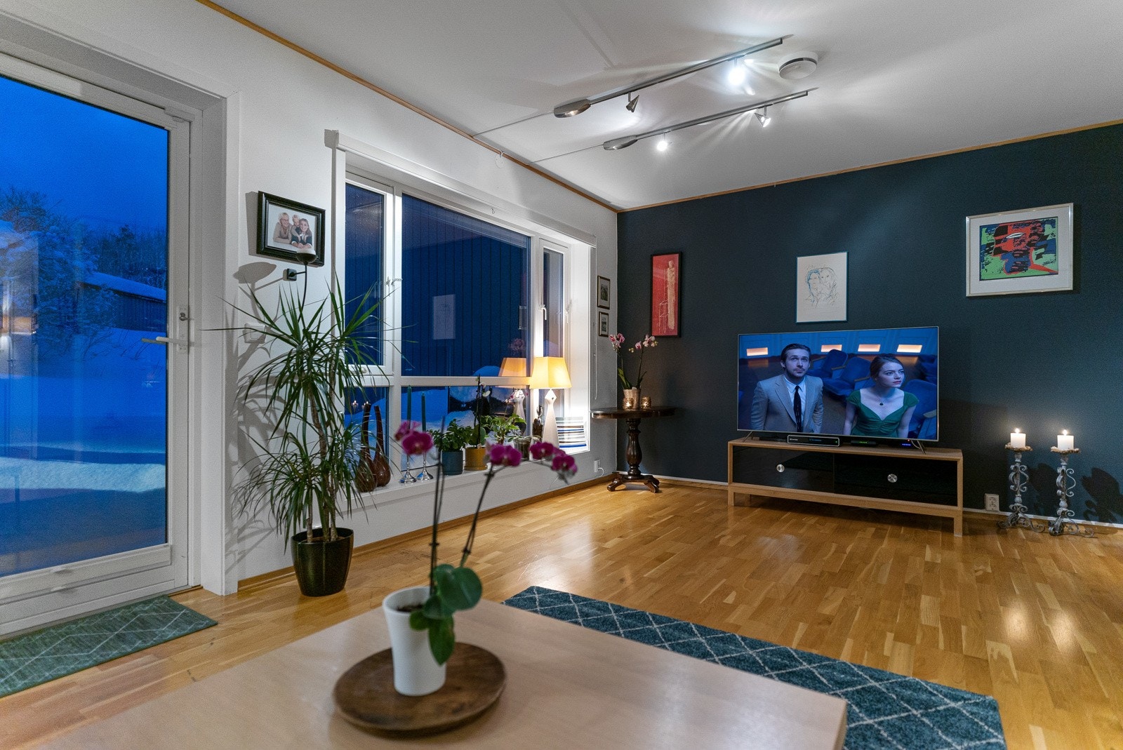 Boligen byr på en rekke gode og moderne løsninger som blant annet en romslig planløsning, store vindusflater og en generøs takhøyde Galleribilde