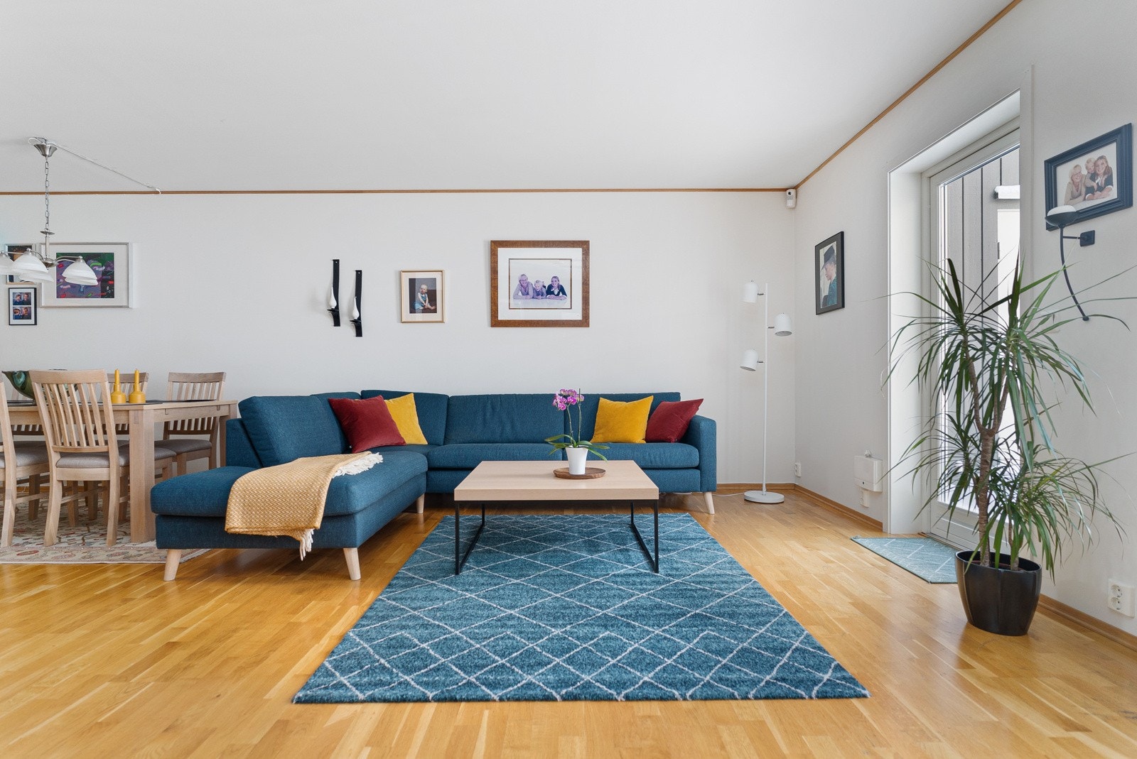 De store vindusflatene setter et lyst og luftig preg på boligen Galleribilde