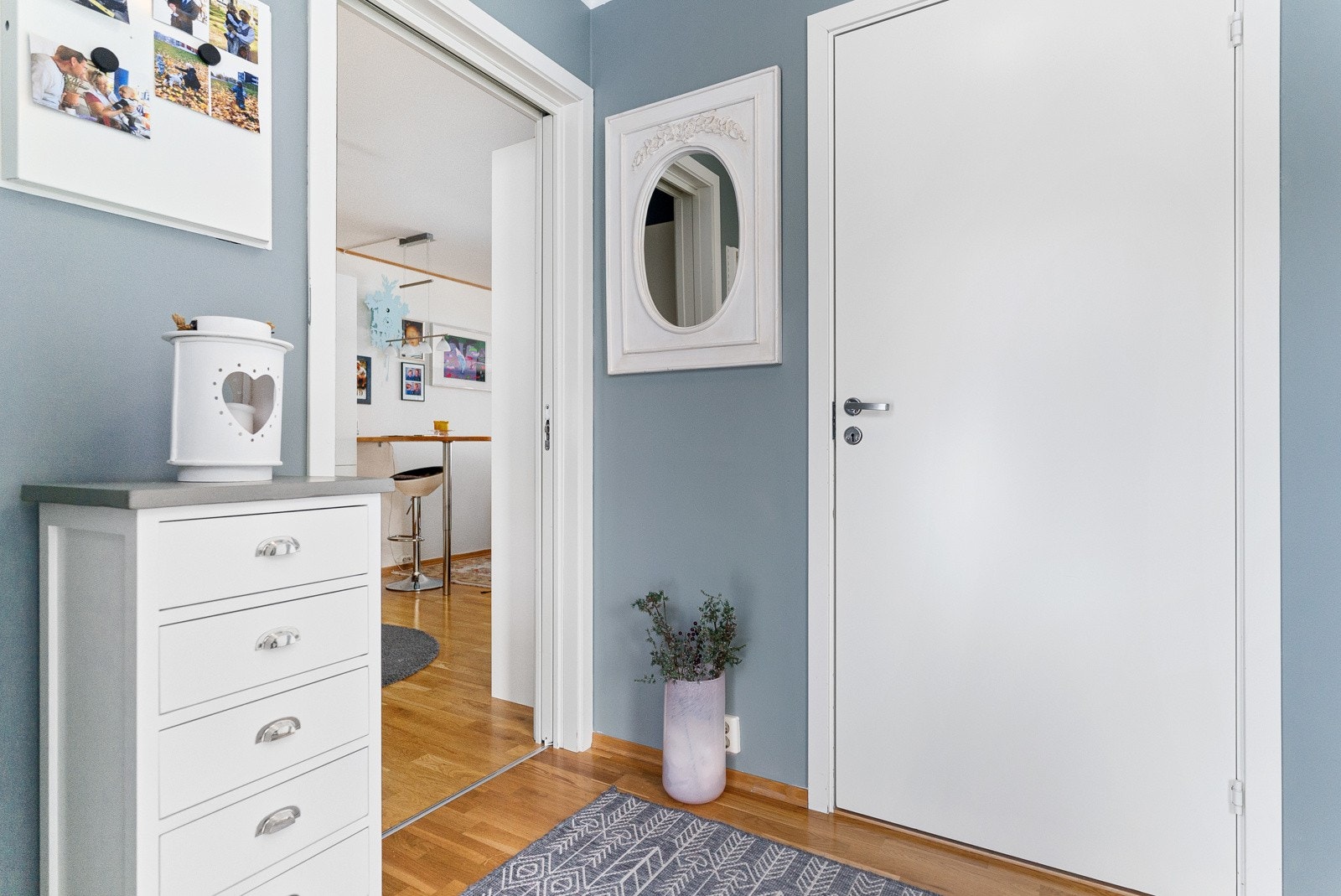 Inngangspartiet er på 4 m² med god plass til oppbevaring av yttertøy- og sko Galleribilde