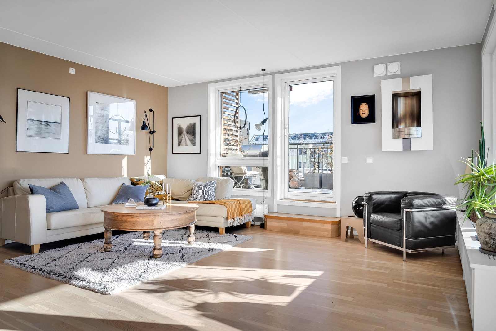 Lys og romslig stue med store vindusflater. Det er installert en gjennomsiktig solscreen på utsiden av vinduet i stuen og ut mot takterrassen, denne er elektrisk. Galleribilde