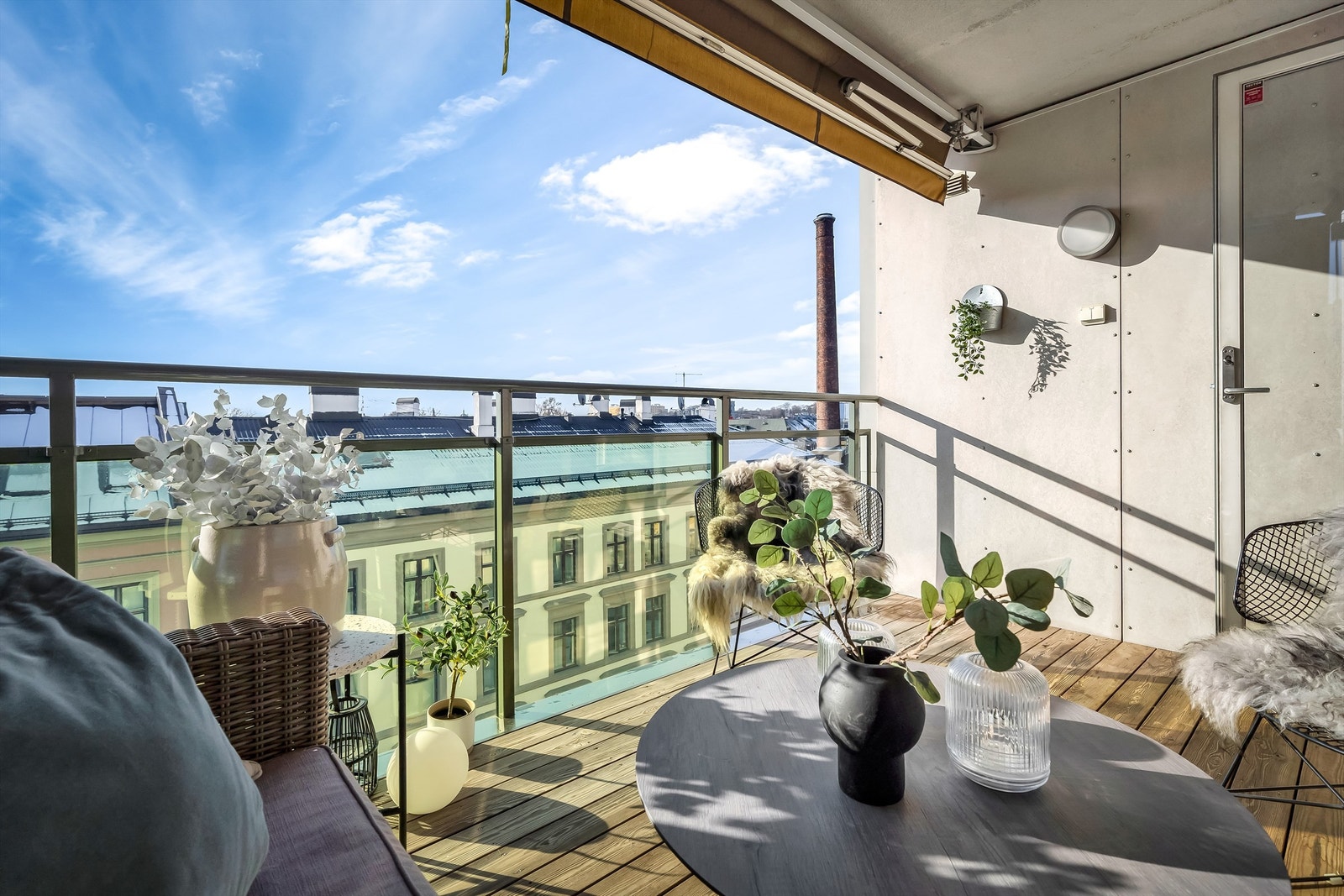 Balkonggulvet er dekket med sibirsk lerk. Galleribilde