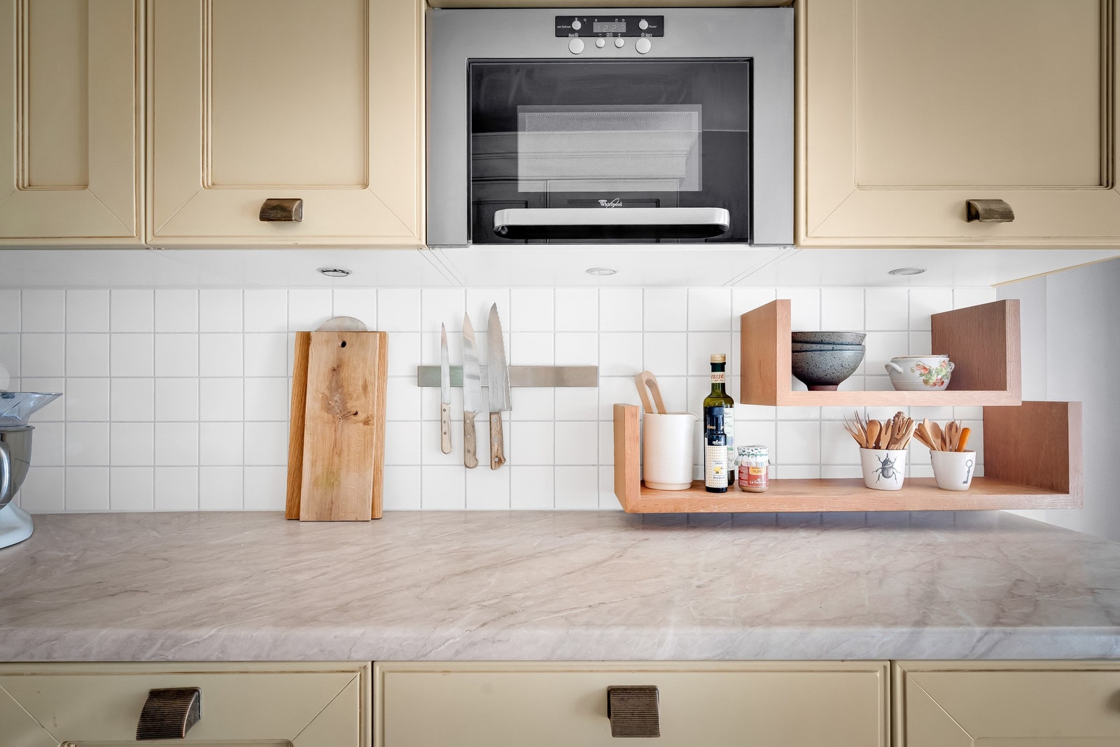 Integrert ventilator med avtrekkskanal tilknyttet ventilasjonsanlegg. Det er montert automatisk vannstopper. Hvitevarene som medfølger er oppvaskmaskin, stekeovn med induksjonstopp og mikrobølgeovn. Galleribilde