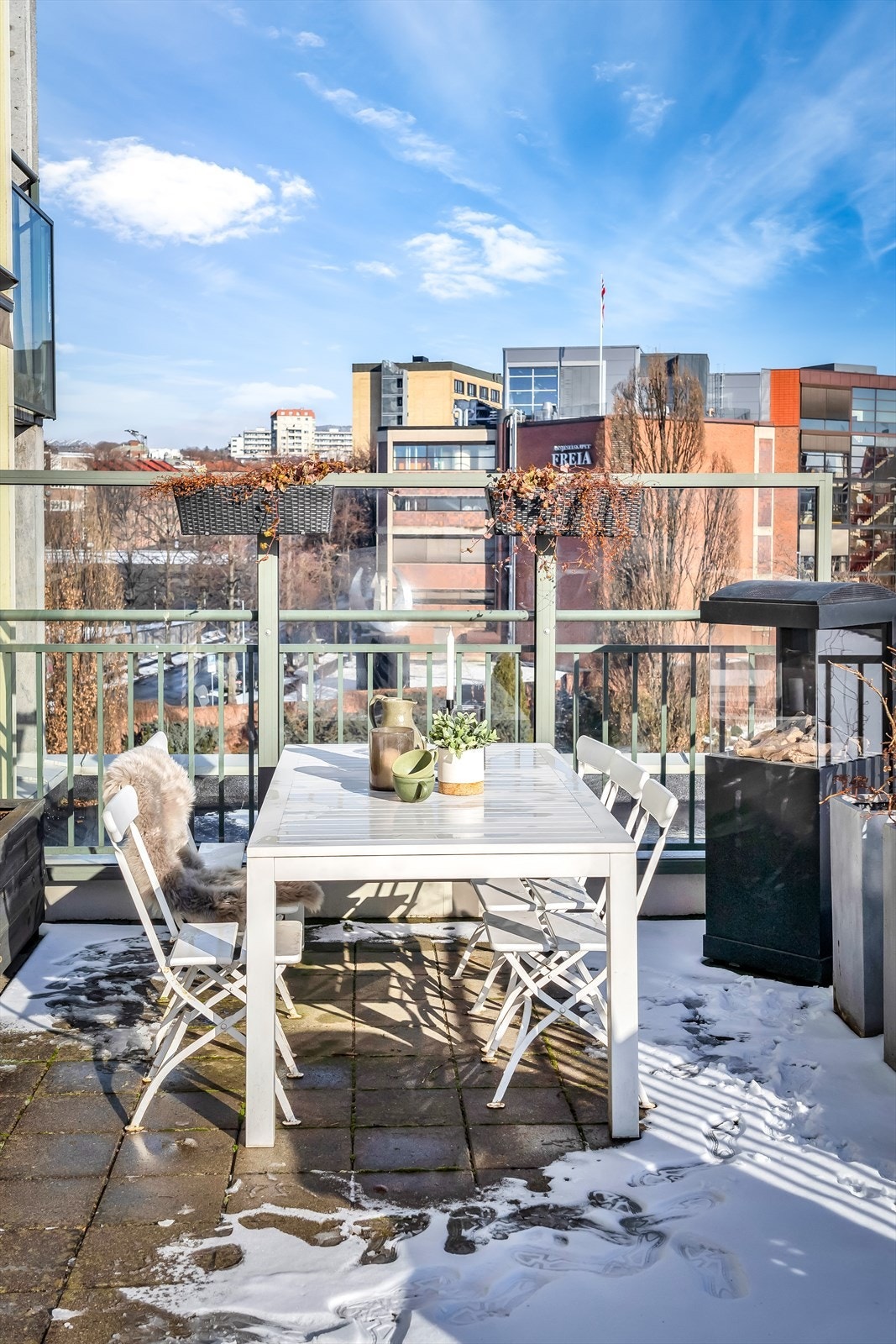 Takterrassen oppleves som usjenert. Det er installert utebelysning, terrassevarmer på veggen, stikkontakt og elektrisk markise. Galleribilde