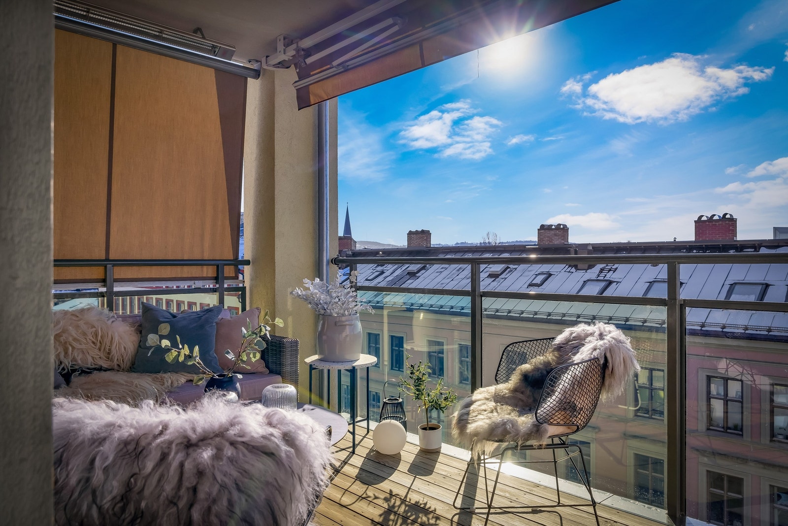 Det er installert vindskjerm på den ene siden av balkongen, som forlenger balkongsesongen ytterligere. Galleribilde