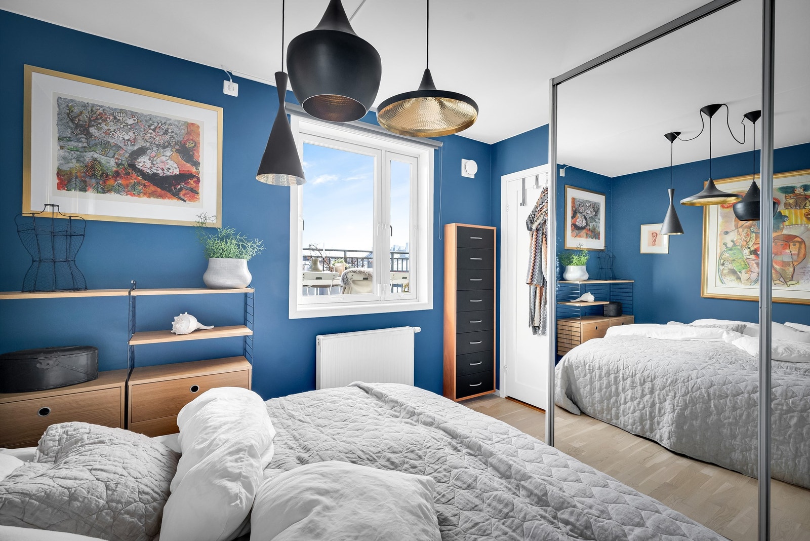 Stor skyvedørsgarderobe som medfølger leiligheten. Galleribilde