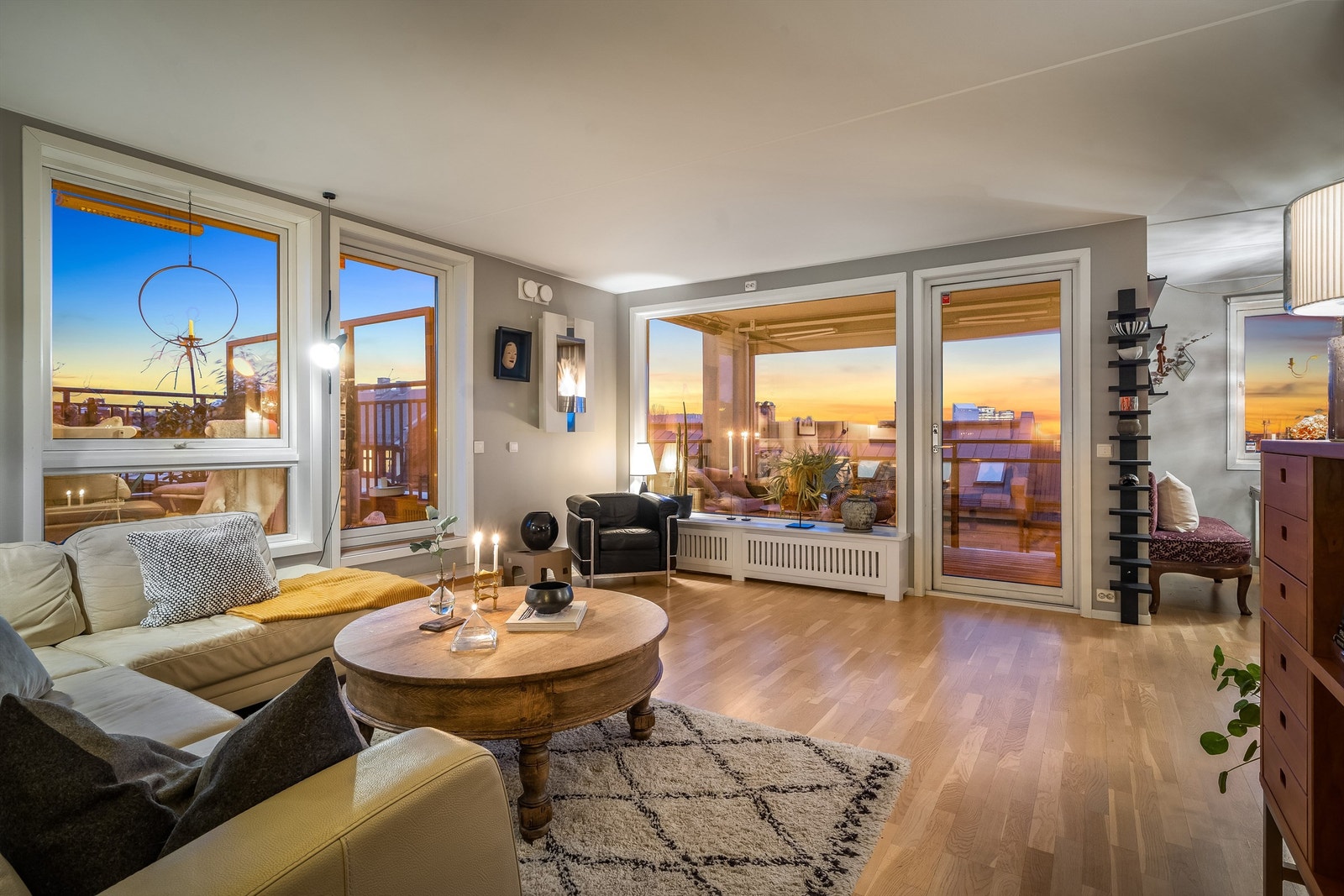 Dette er en unik leilighet, med usjenert beliggenhet og med "alt" av fasiliteter. Galleribilde