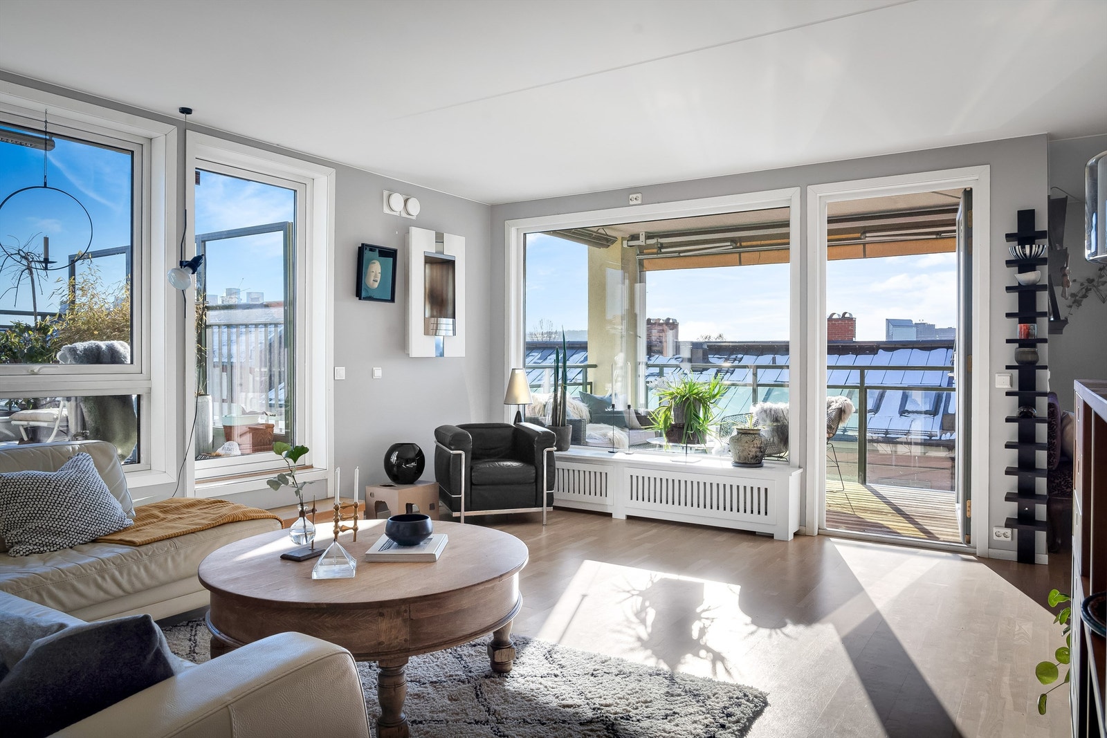 Stuen er i delvis åpen løsning med kjøkkenet. Kjøkken og spiseplass til høyre. Galleribilde