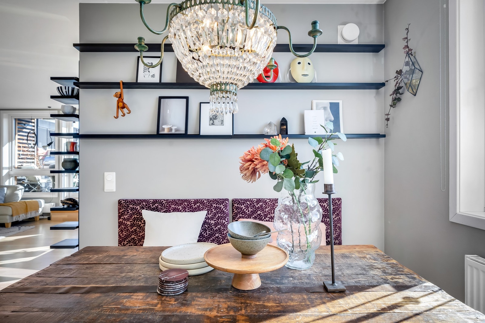 Tilbaketrukket og romslig spisesone ved vinduet. Opprinnelig var denne nisjen tegnet inn som et tredje soverom. Galleribilde