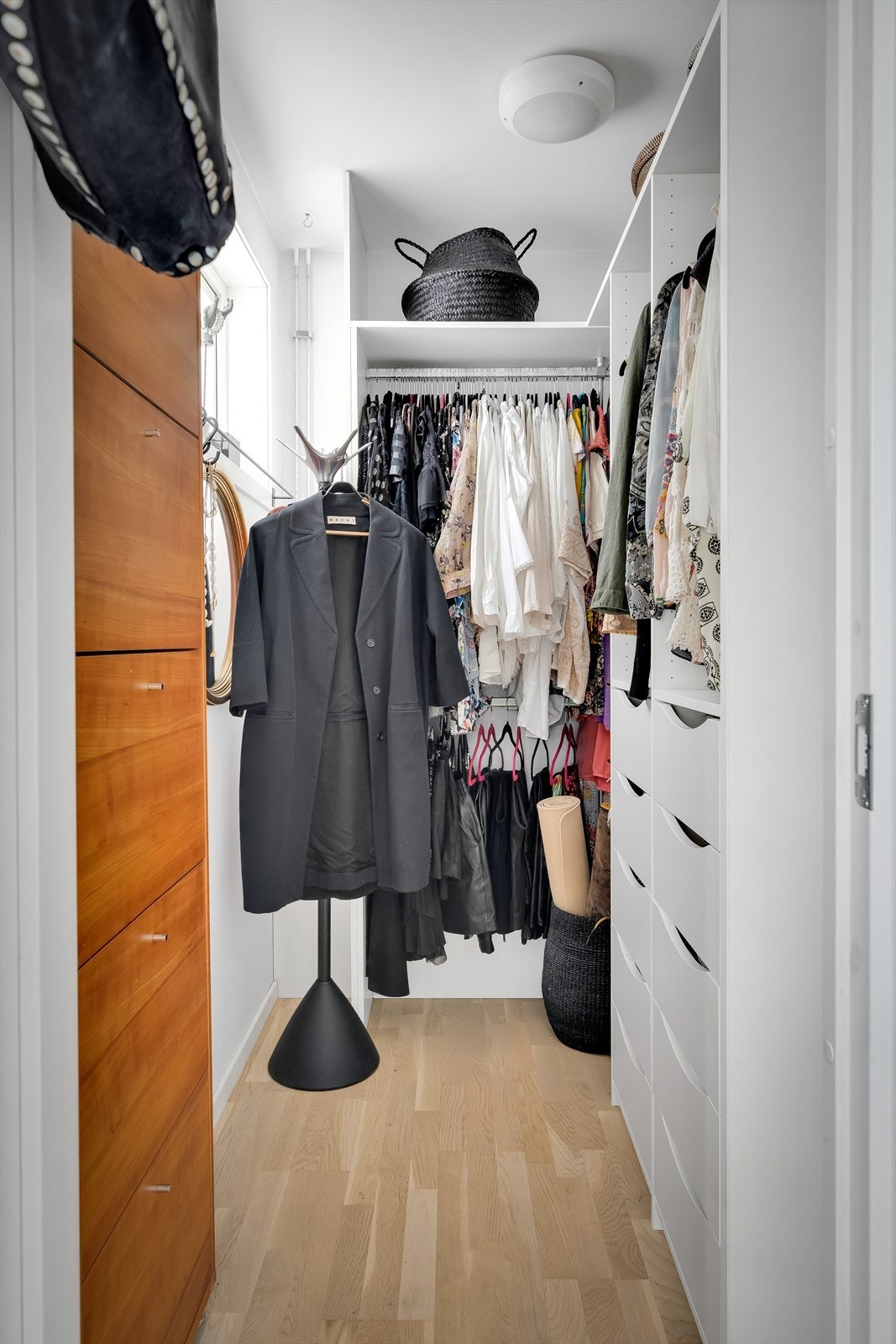 I tilknytning til soverommet er et praktisk omkledningsrom/bod på ca. 3,5 m2 med vindu. Galleribilde