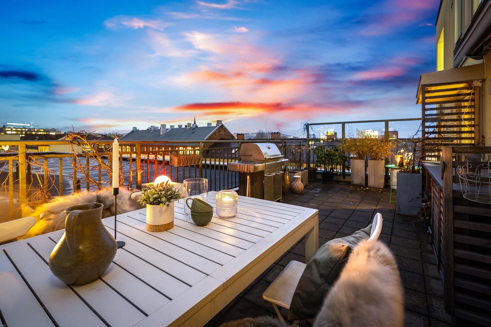 Velkommen til Karlstadgata 29! En stor 3(4)-romsleilighet med privat takterrasse på 30 m2, balkong på 10 m2, garasje og heis. Galleribilde