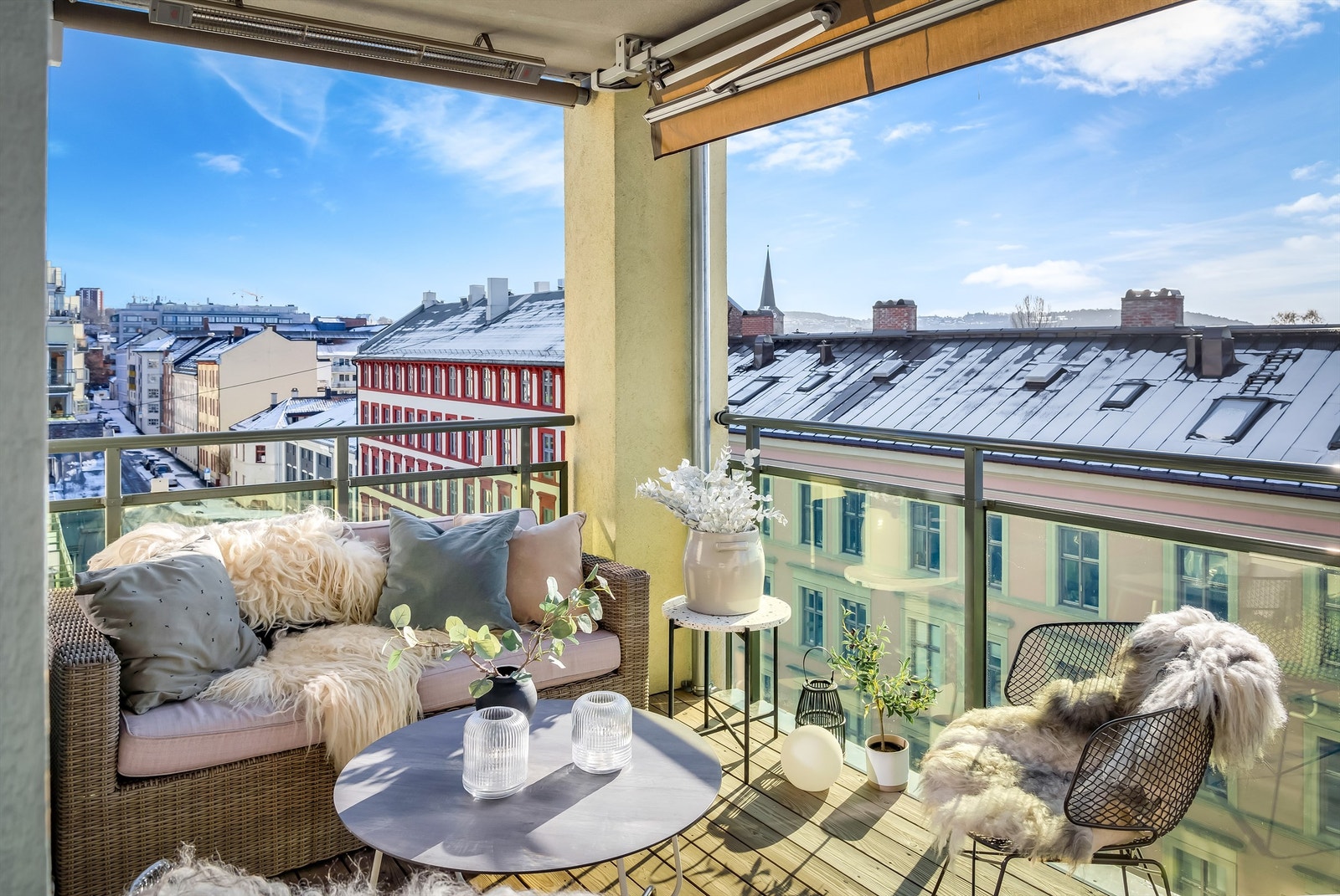 Svært gode solforhold på balkongen, med ettermiddags- og kveldssol. Det er tillatt å grille med gassgrill og elektrisk grill. Galleribilde