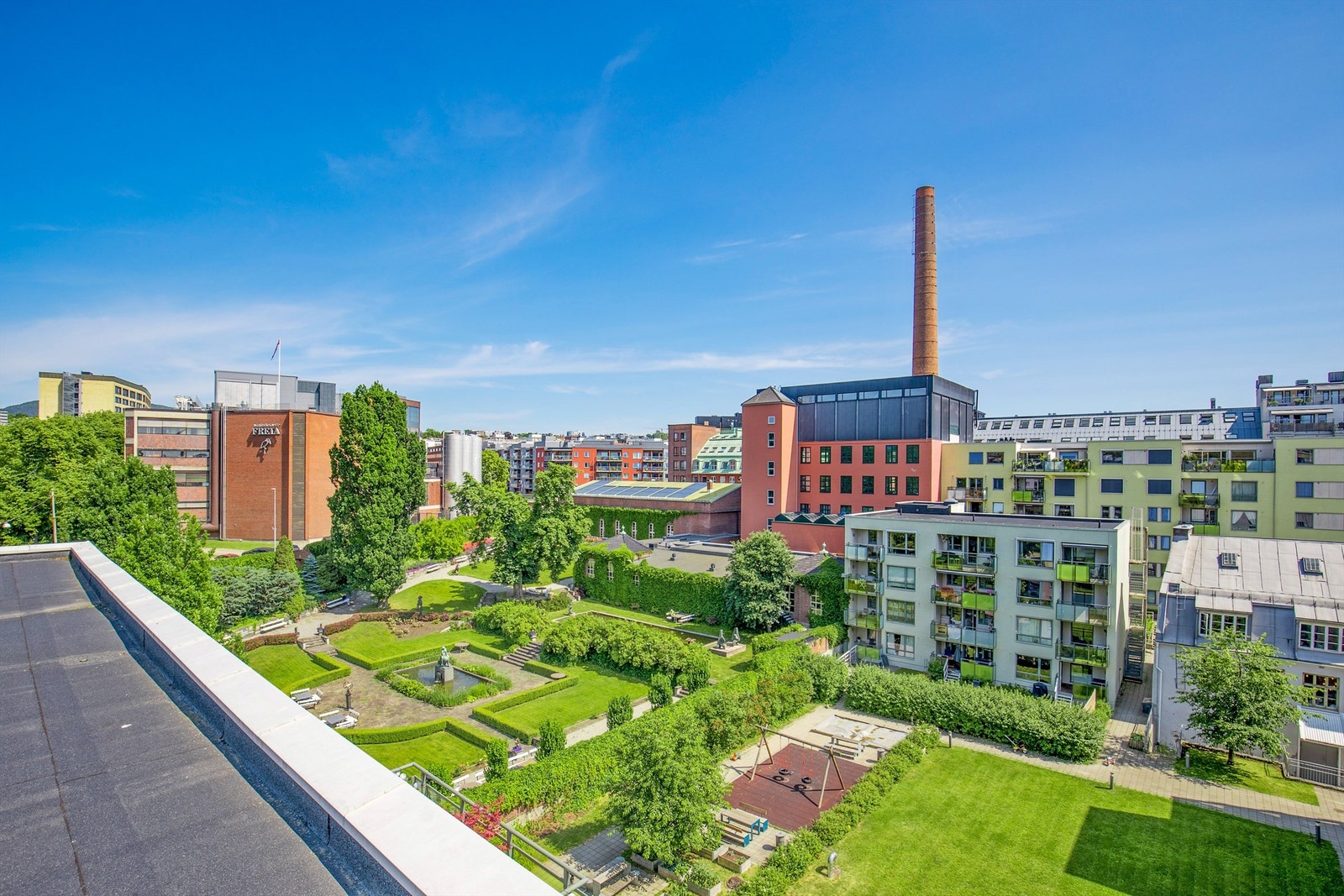 Bakgård og Freiaparken i full blomst, her fra felles takterrasse. Galleribilde