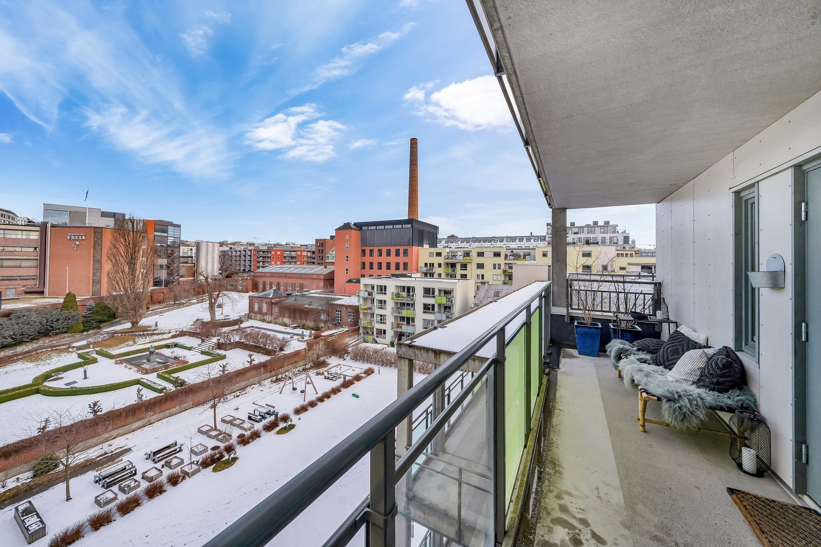 Svalgang med morgensol og plass til sittegruppe! Leiligheten er i enden av svalgangen. Kun én annen leilighet i etasjen. Galleribilde